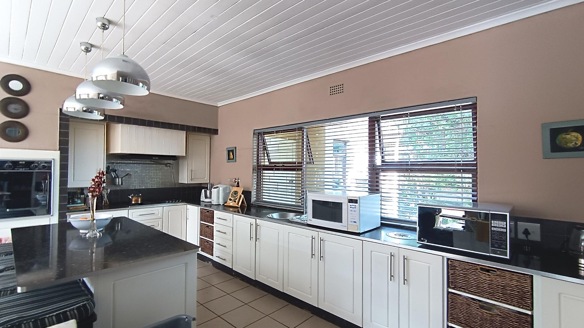 Kitchen - 31 square meters of property in Heldervue