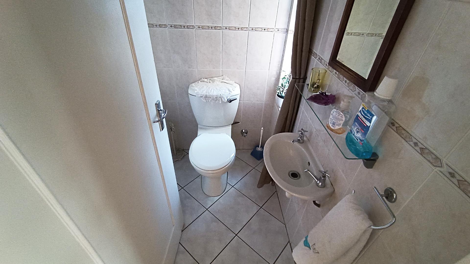 Guest Toilet - 3 square meters of property in Heldervue