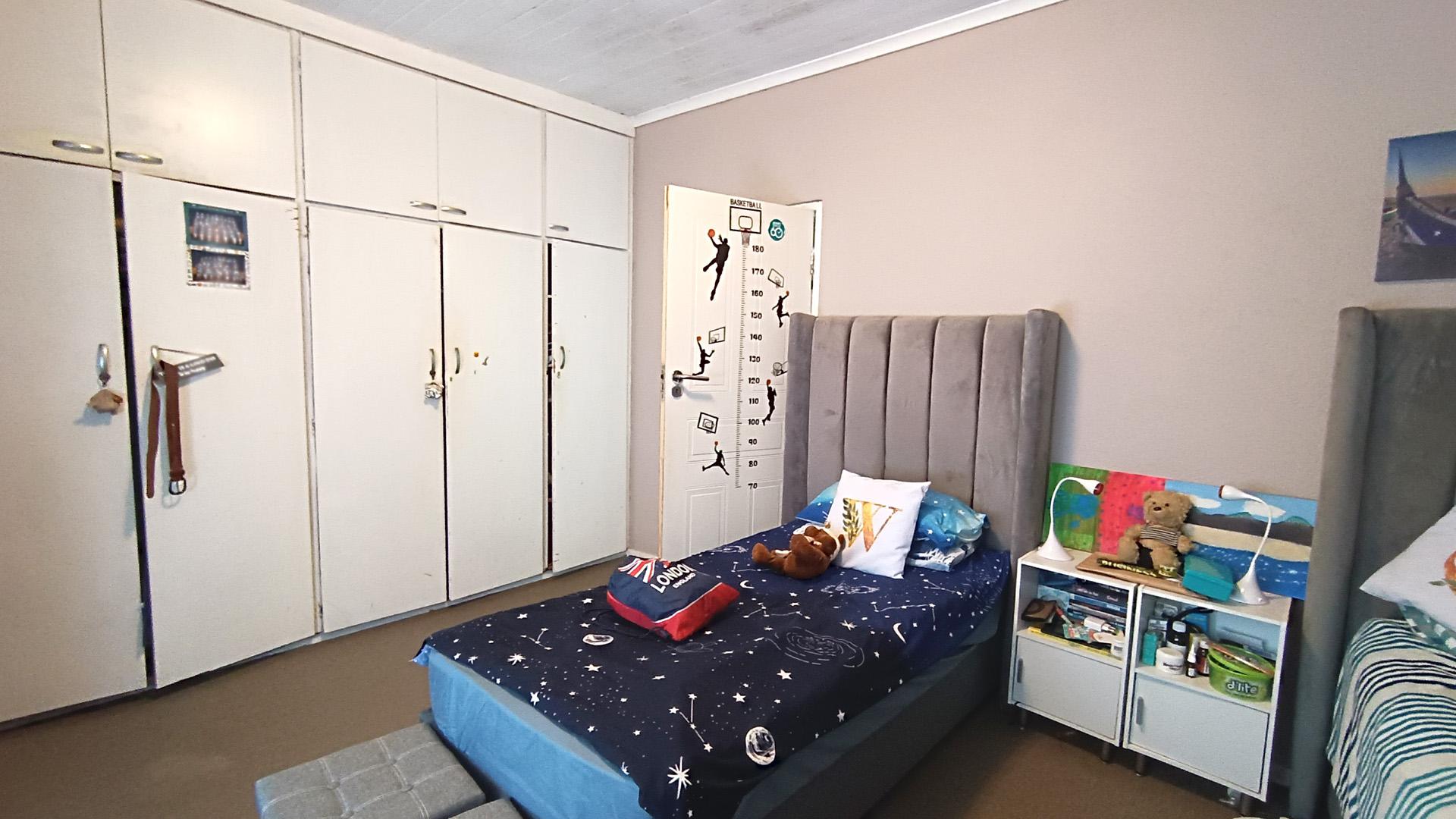 Bed Room 3 - 20 square meters of property in Heldervue