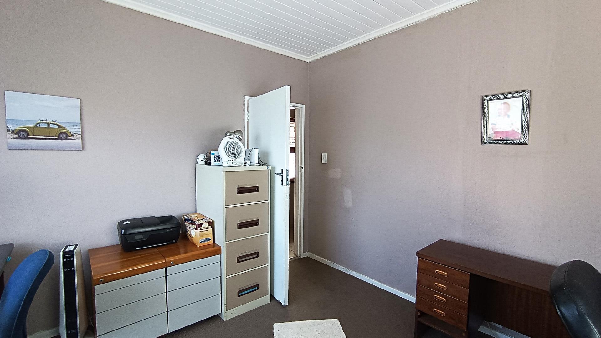 Bed Room 1 - 31 square meters of property in Heldervue