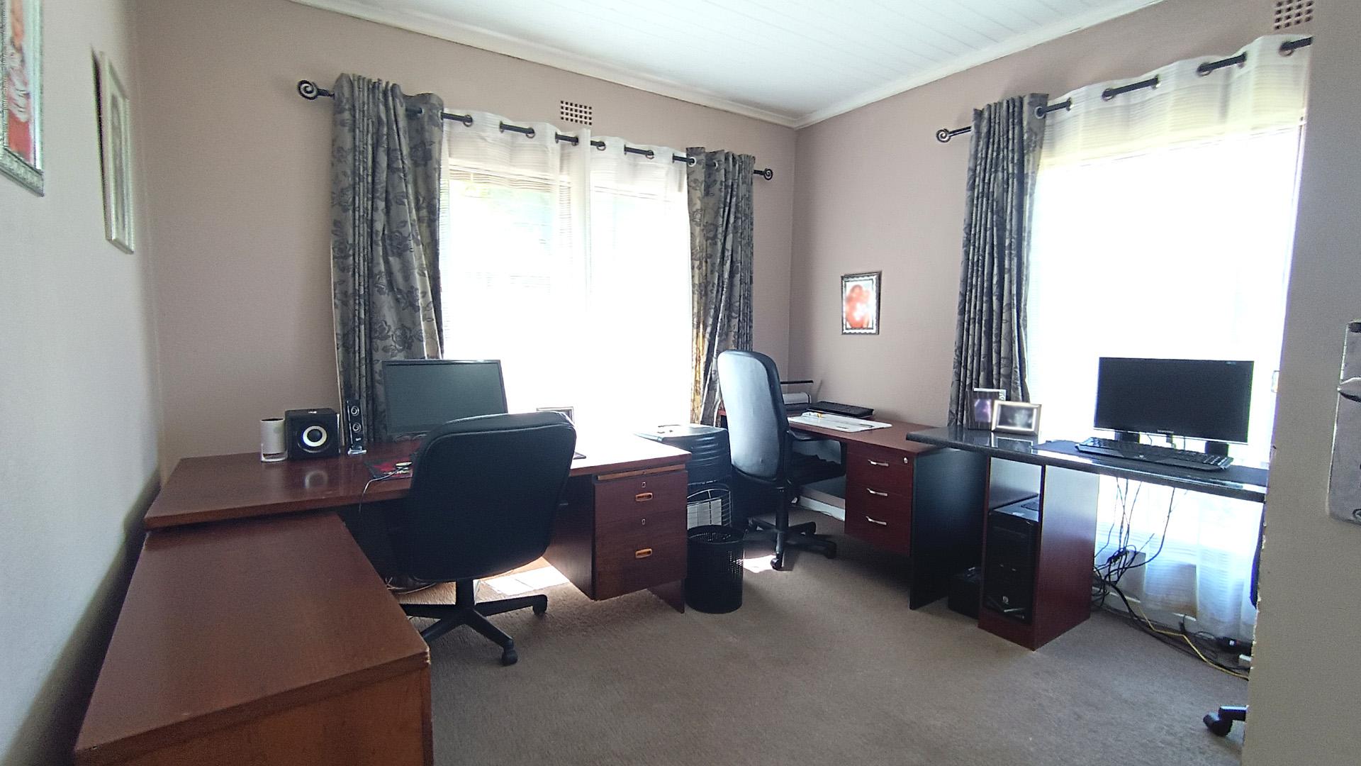 Bed Room 1 - 31 square meters of property in Heldervue