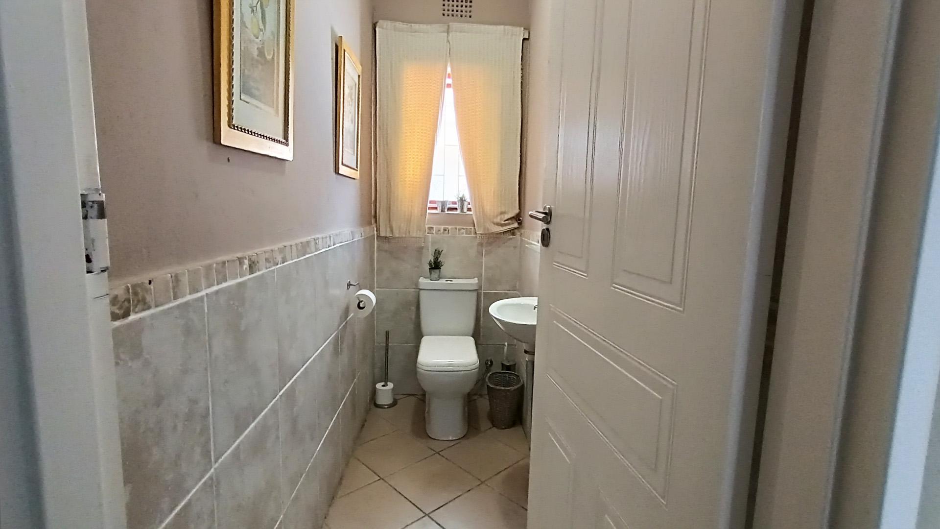 Bathroom 1 - 17 square meters of property in Heldervue