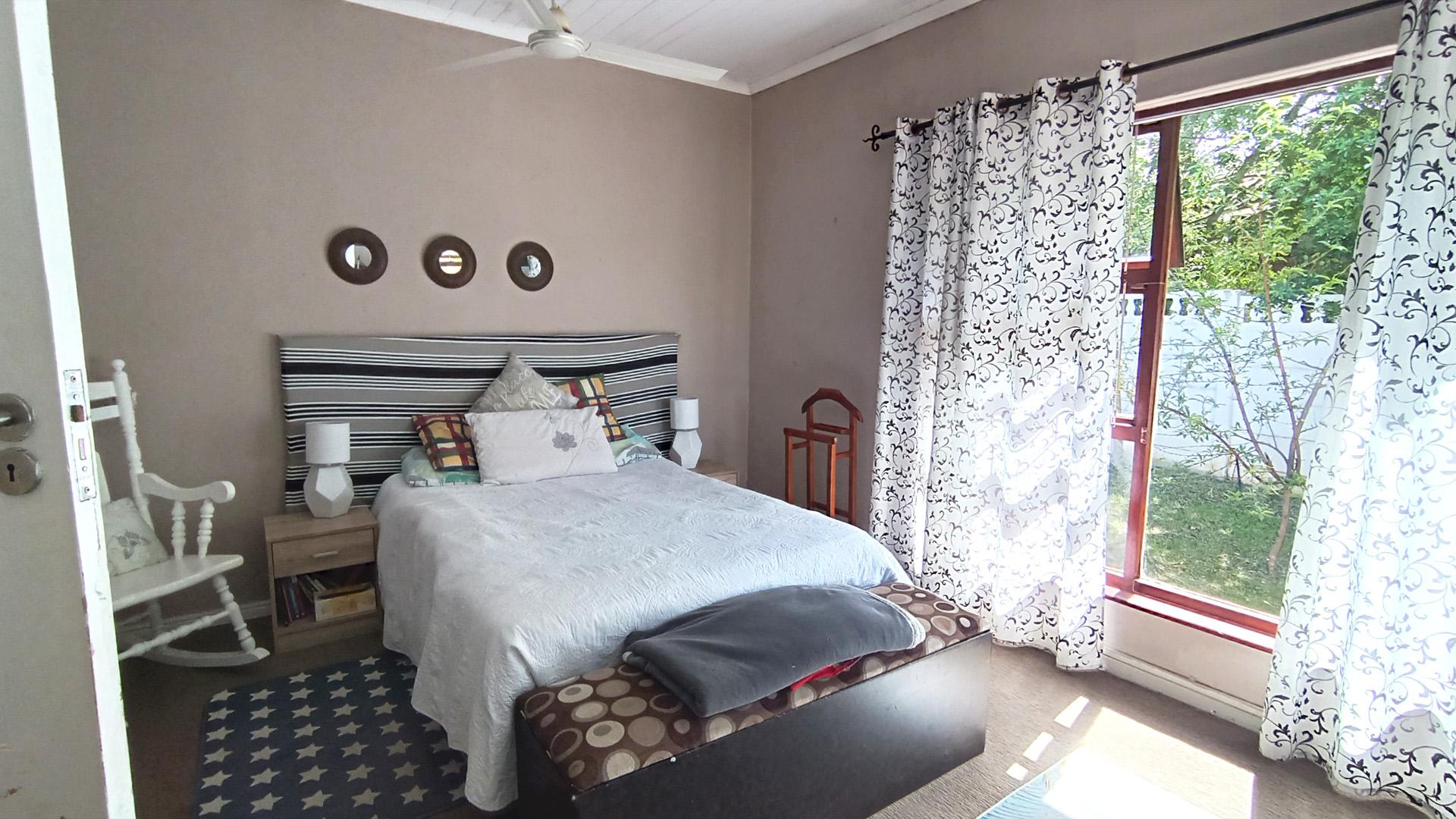 Bed Room 2 - 21 square meters of property in Heldervue