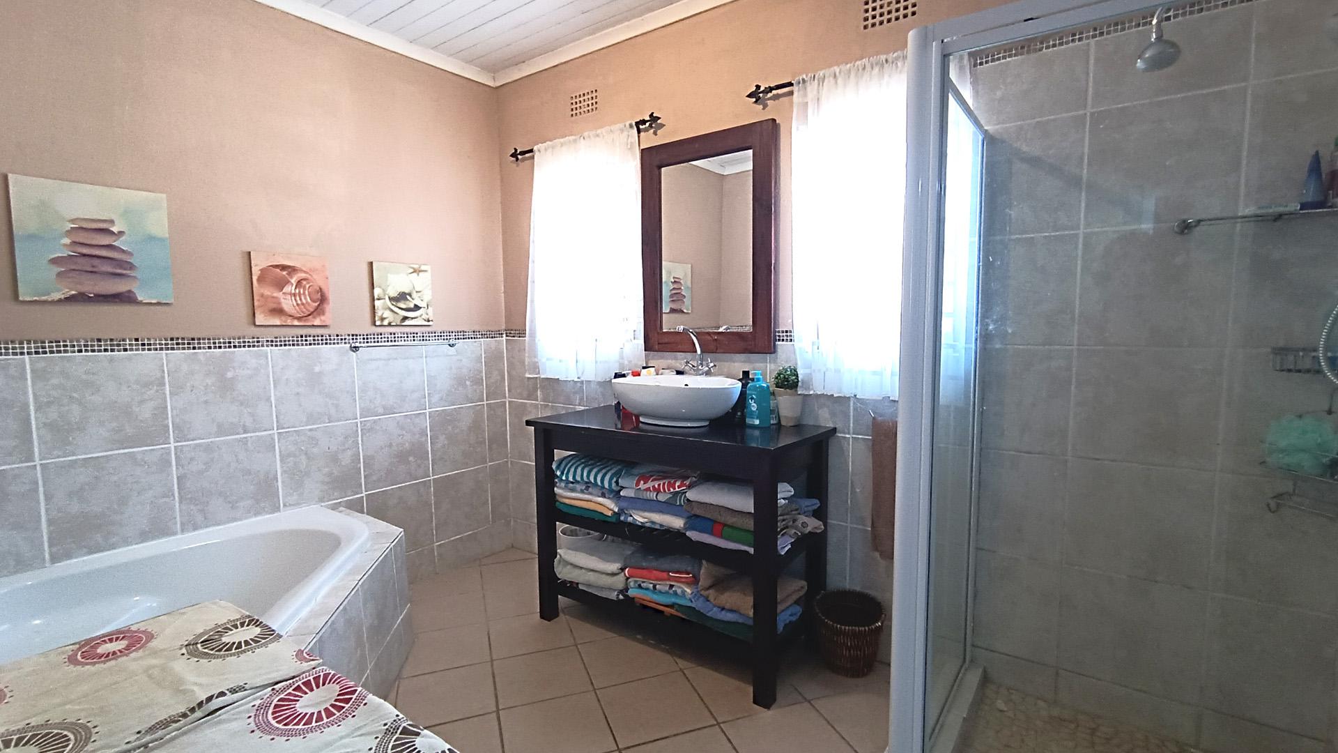 Bathroom 1 - 17 square meters of property in Heldervue