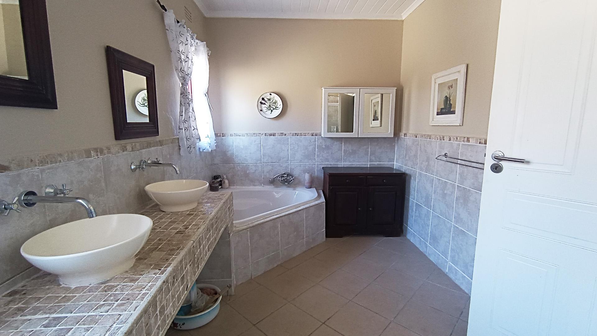 Main Bathroom - 13 square meters of property in Heldervue