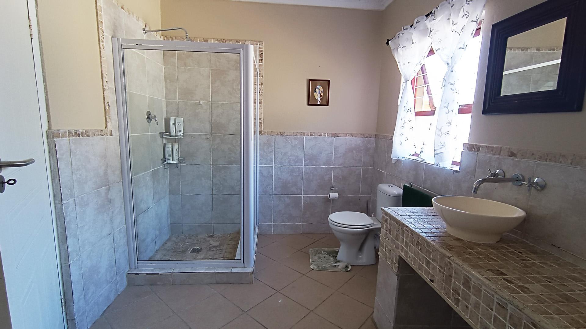 Main Bathroom - 13 square meters of property in Heldervue
