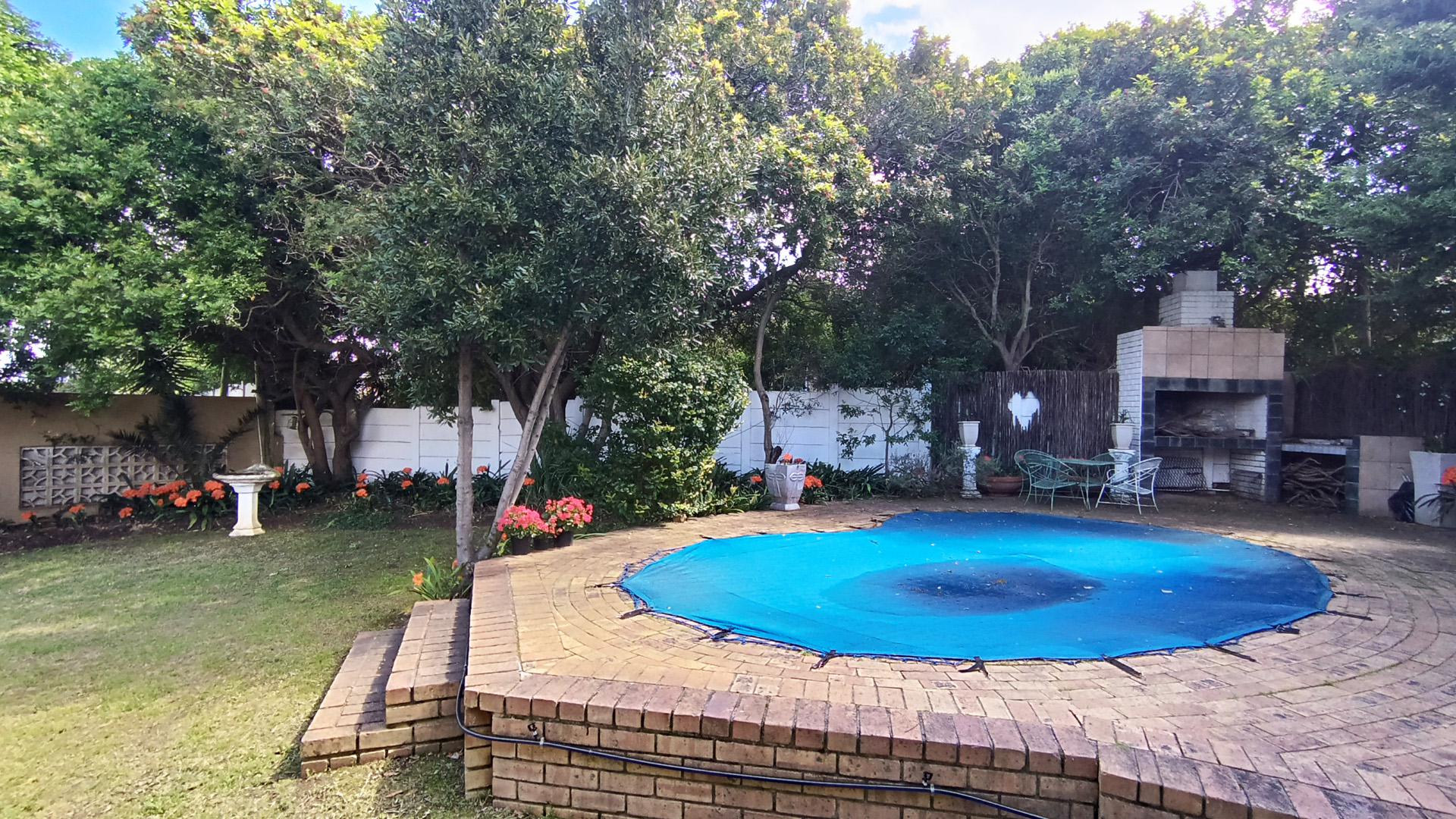 Swimming Pool of property in Heldervue