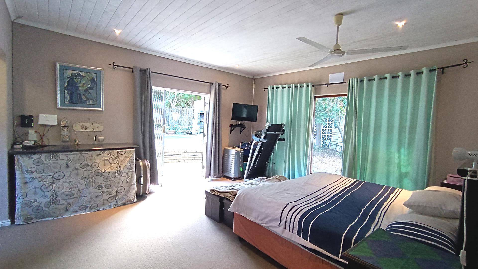 Main Bedroom - 41 square meters of property in Heldervue