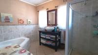 Bathroom 1 - 17 square meters of property in Heldervue
