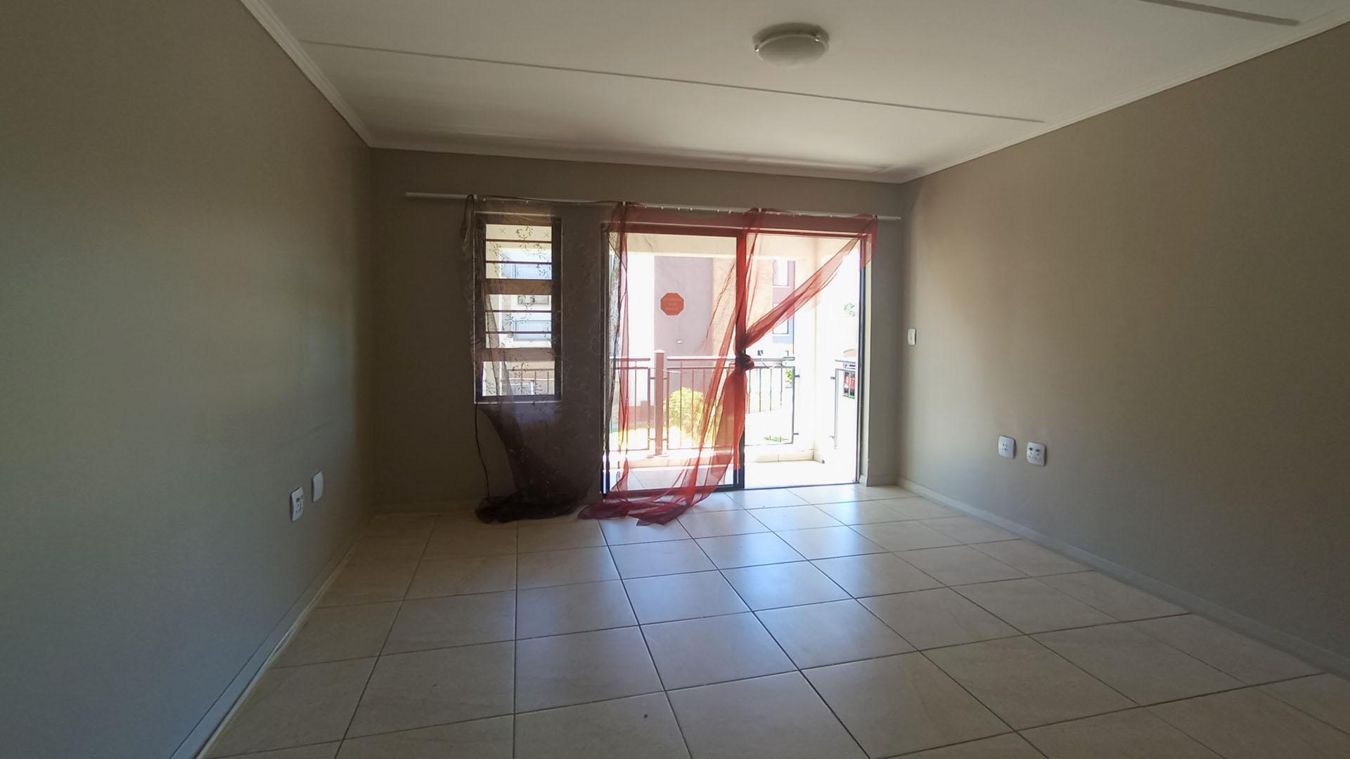 Lounges - 19 square meters of property in Rooihuiskraal North