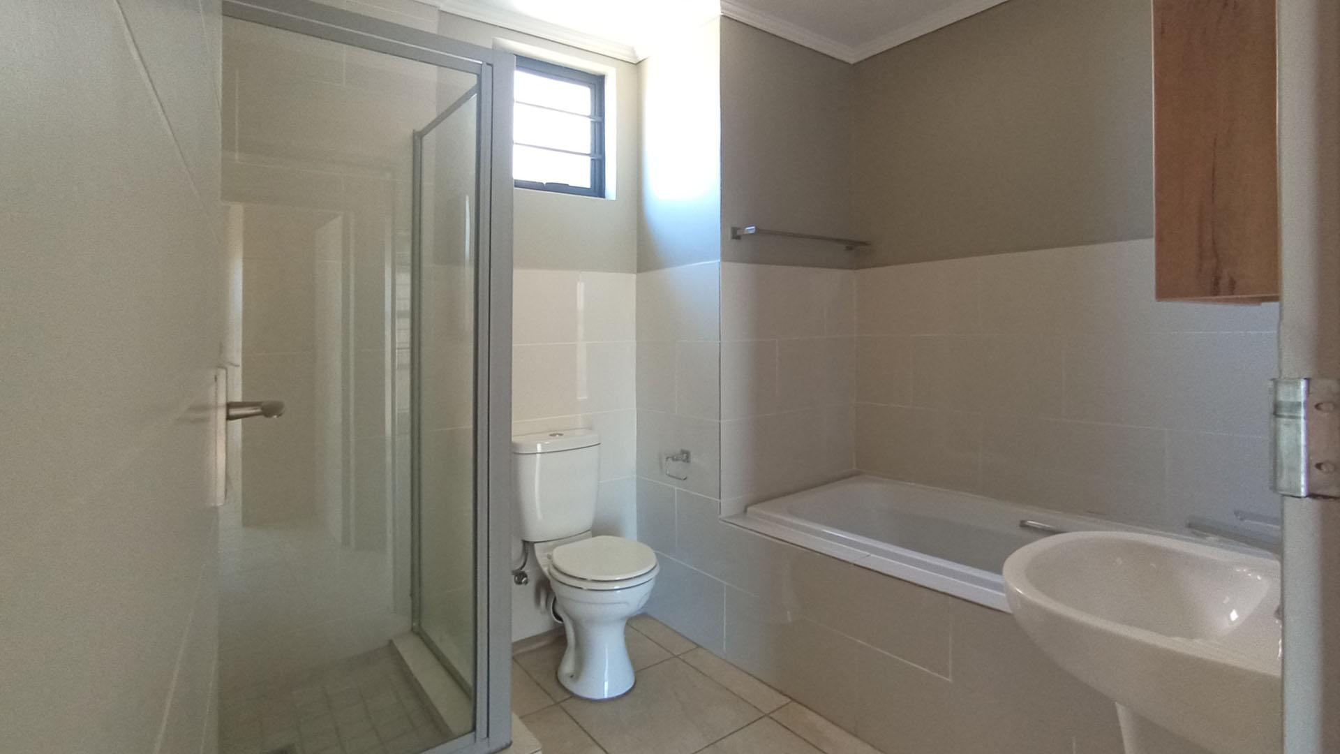 Bathroom 1 - 8 square meters of property in Rooihuiskraal North
