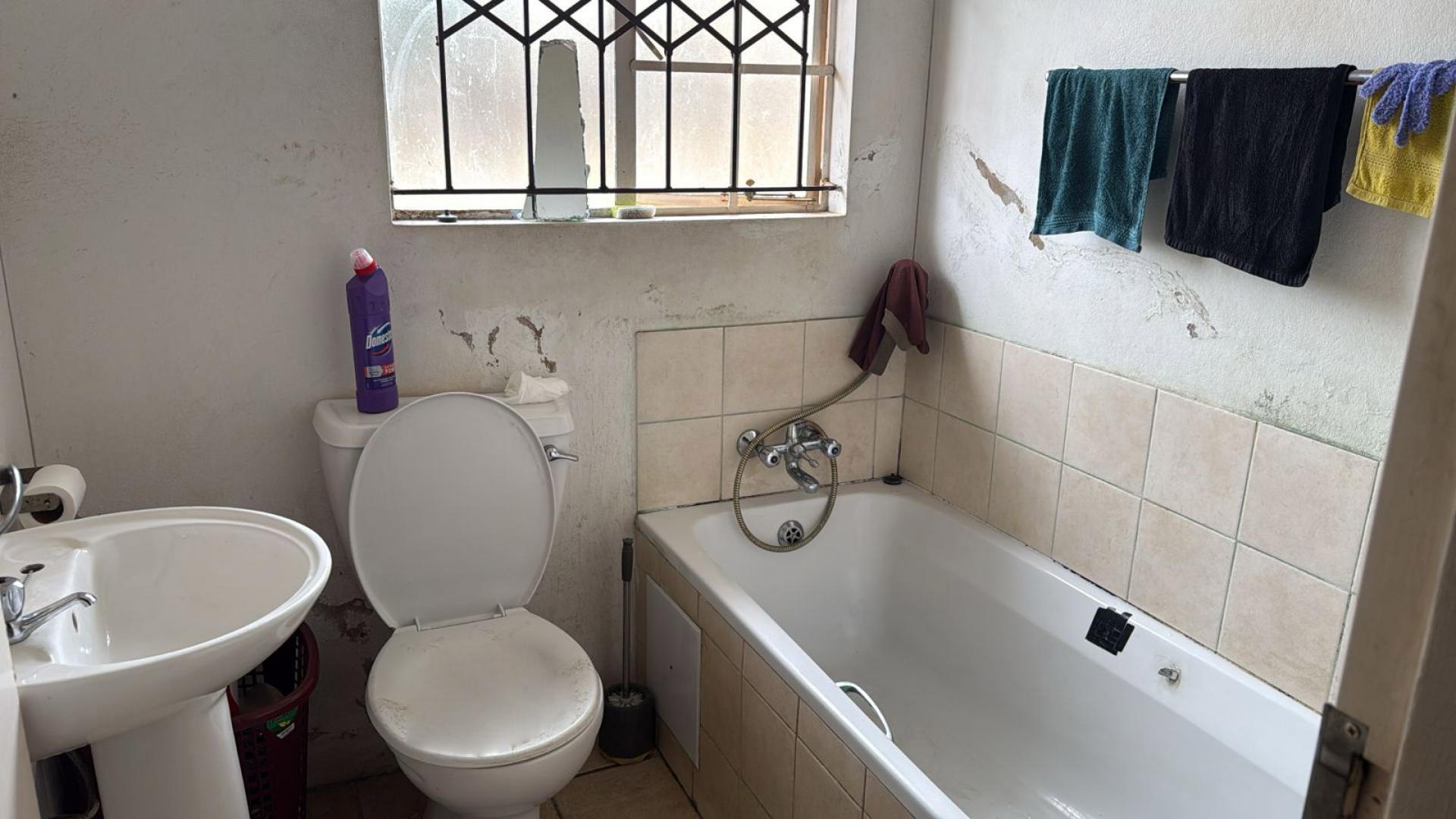 Bathroom 1 - 4 square meters of property in Cosmo City