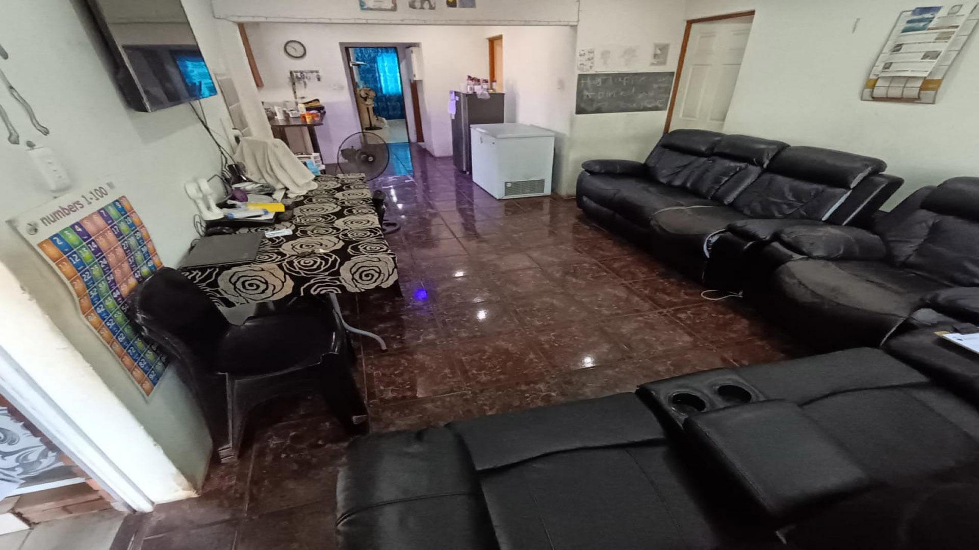 Lounges of property in Lenasia