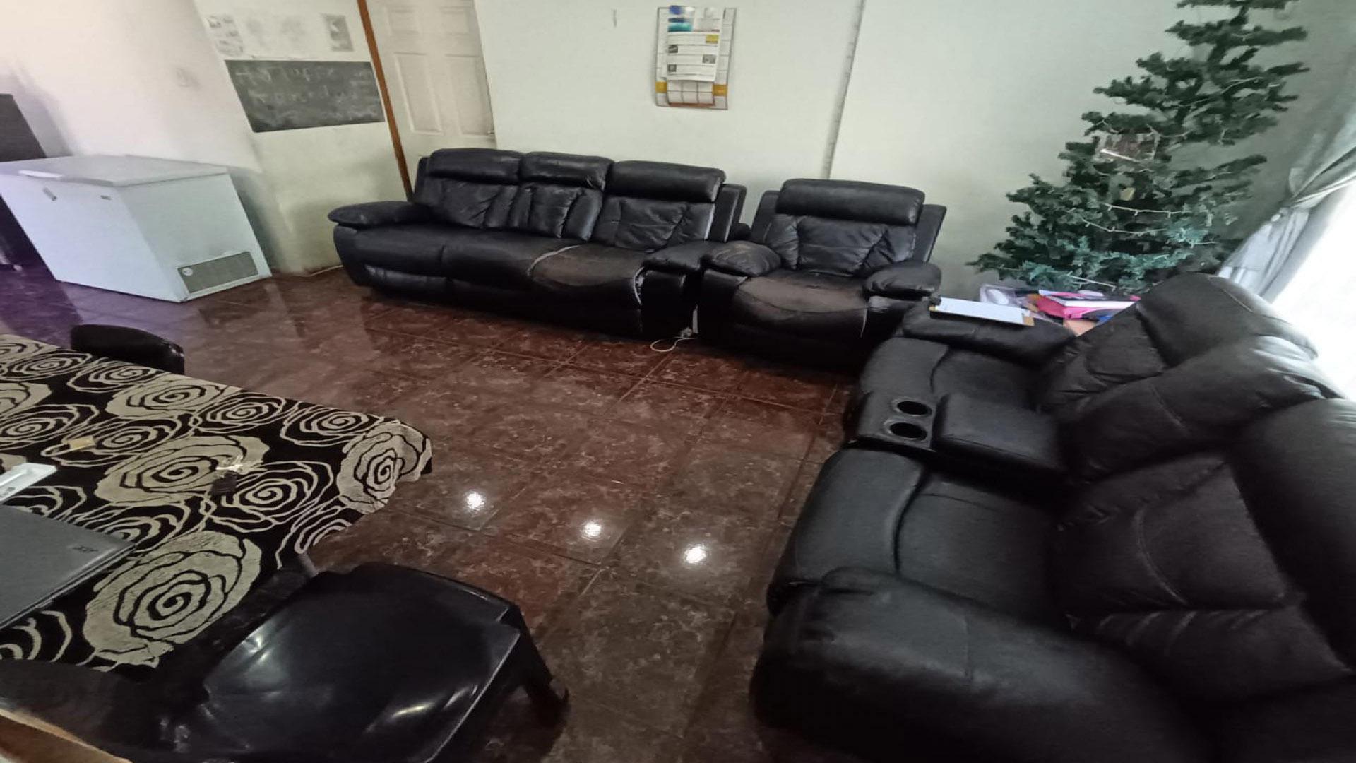 Lounges of property in Lenasia