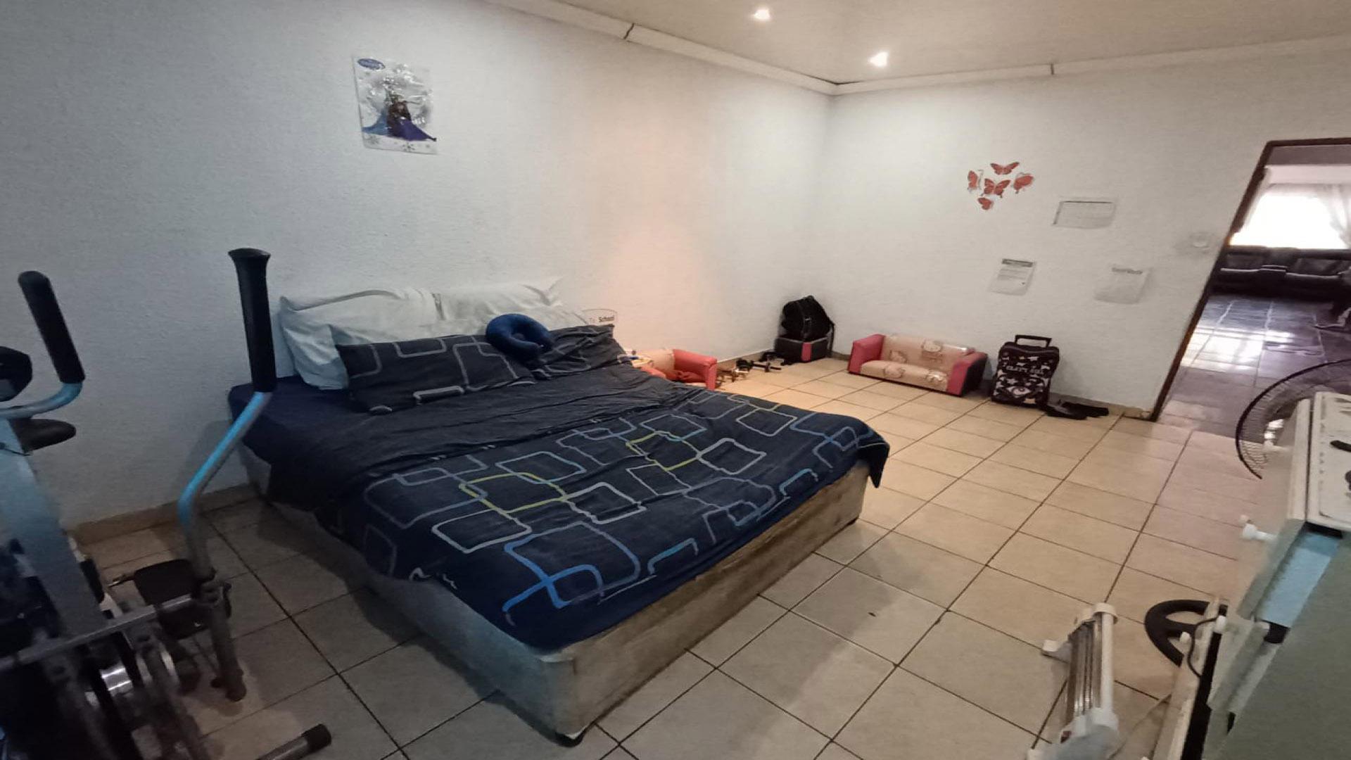 Bed Room 1 of property in Lenasia