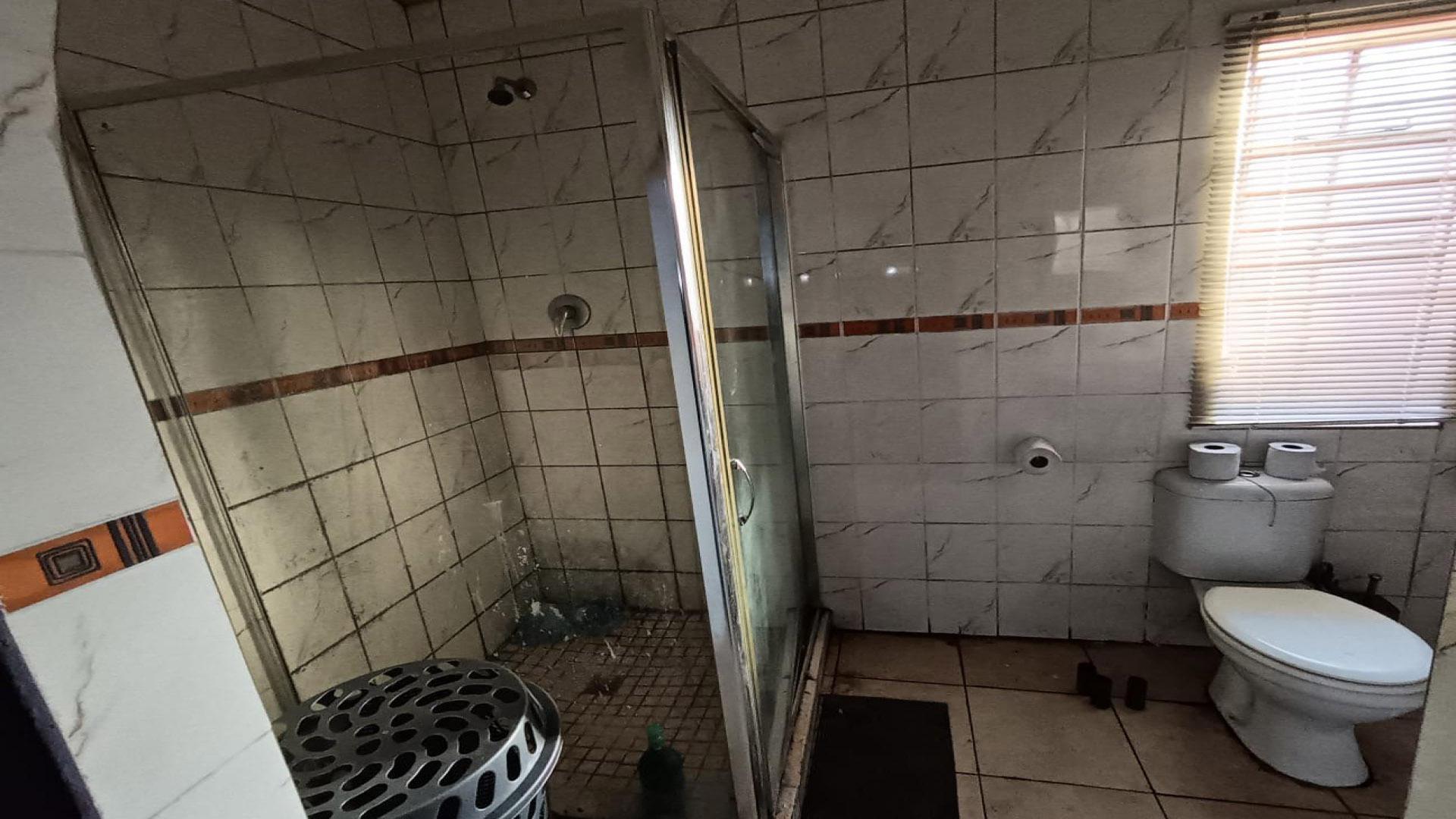 Bathroom 2 of property in Lenasia