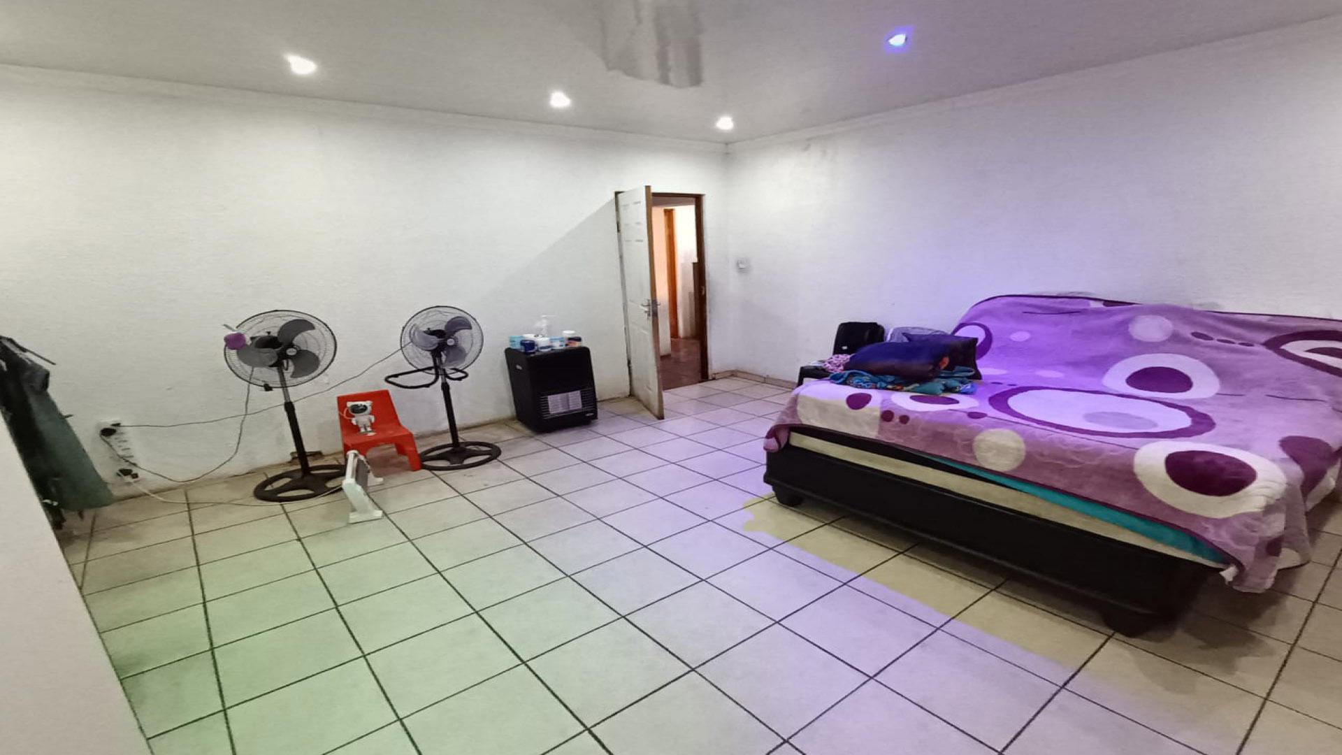 Bed Room 2 of property in Lenasia