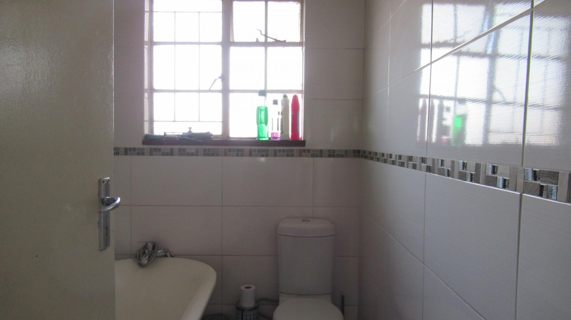 Bathroom 1 - 4 square meters of property in Benoni