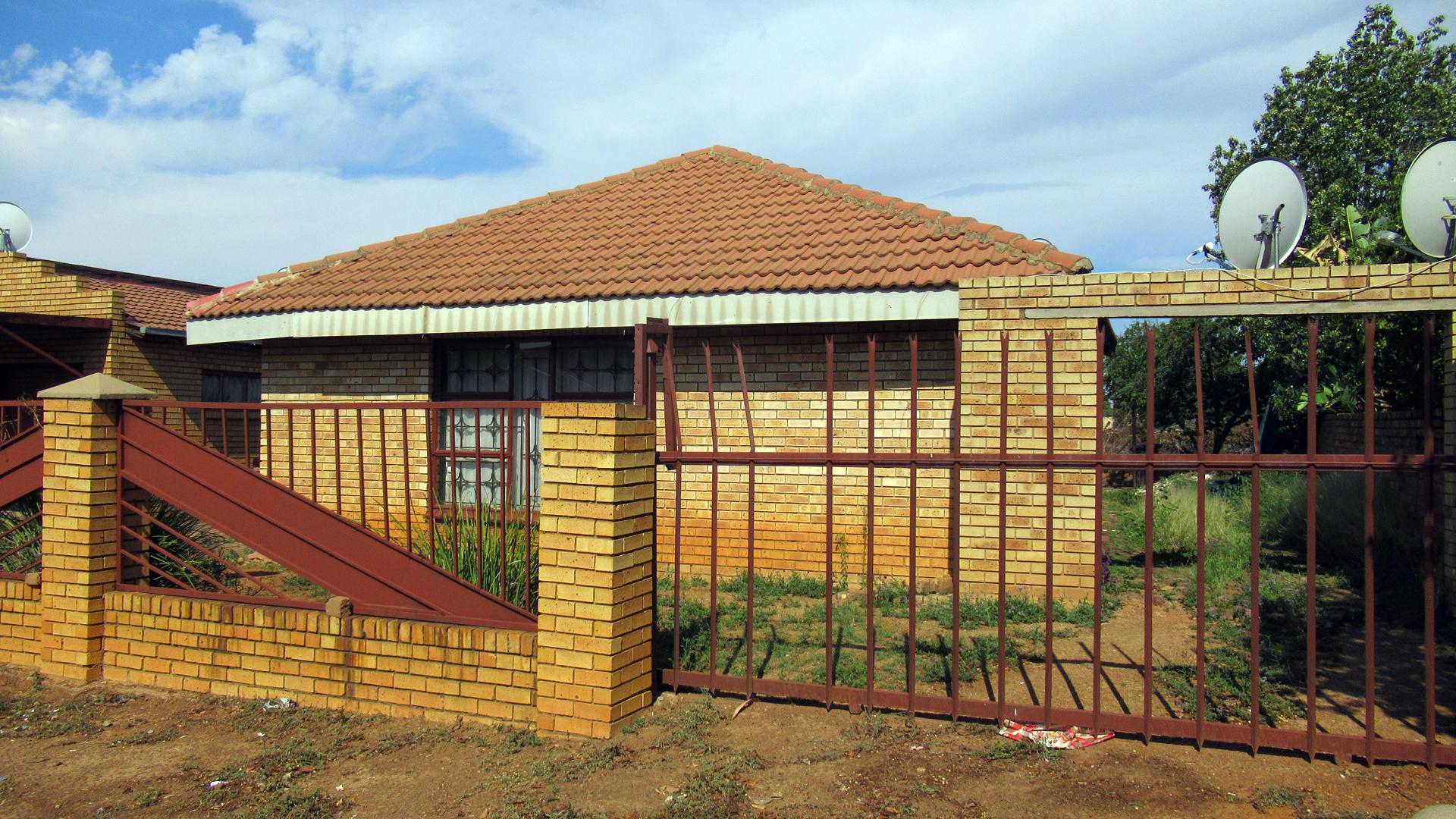 Front View of property in Lindopark