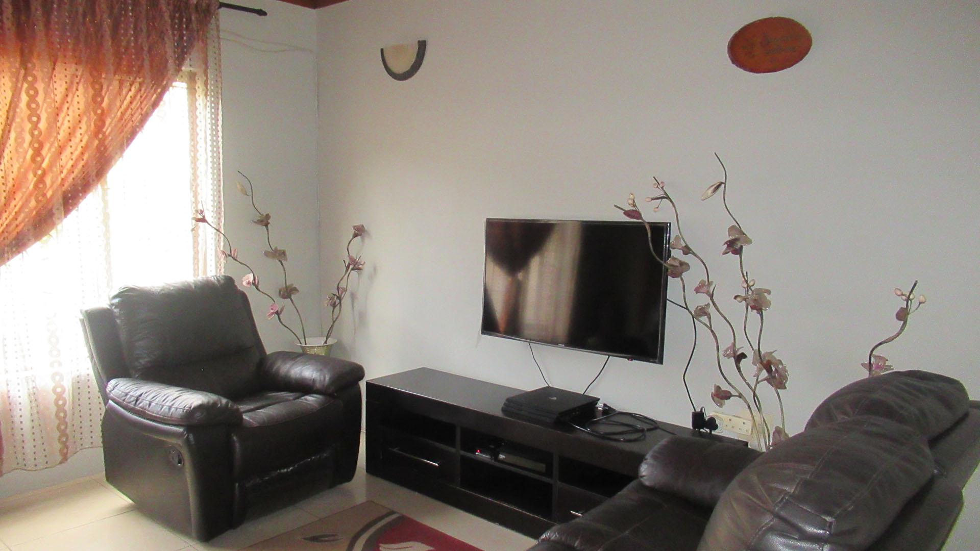 Lounges - 18 square meters of property in Regency Park