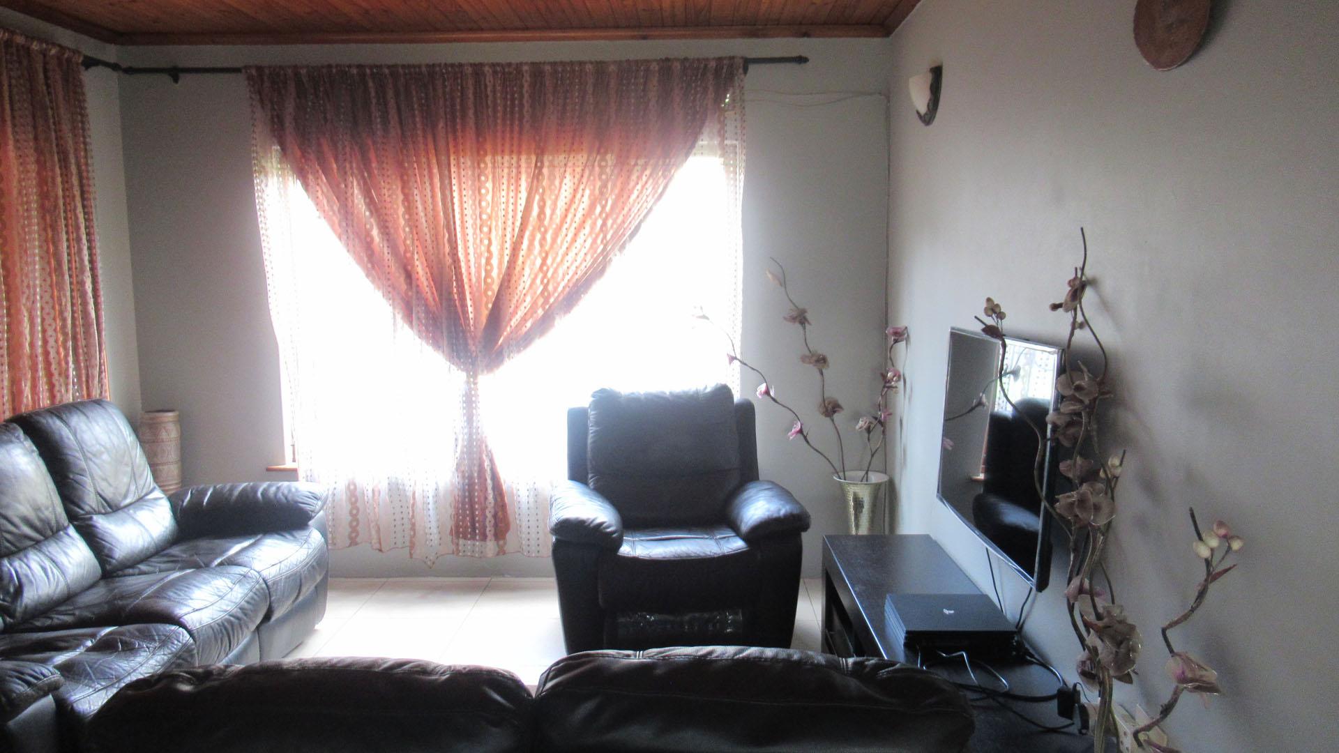 Lounges - 18 square meters of property in Regency Park