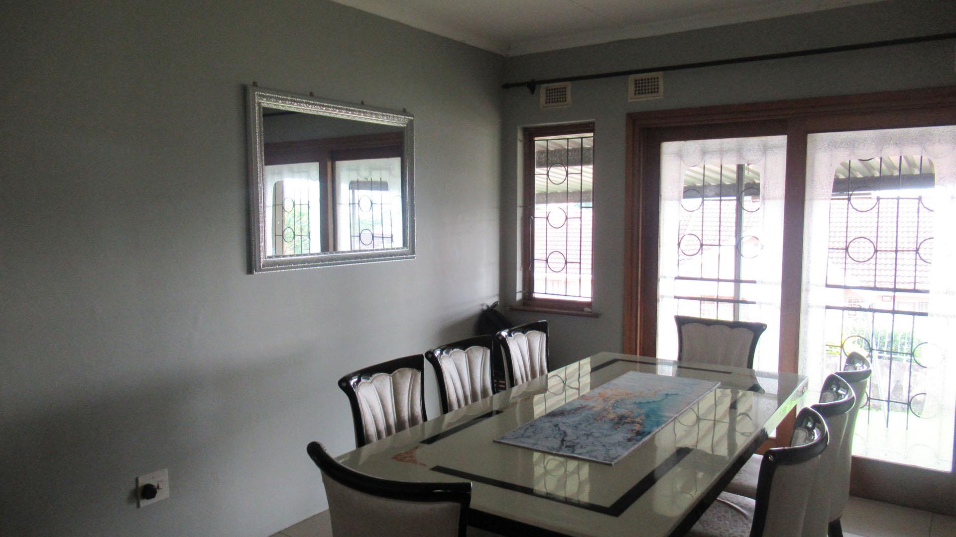 Dining Room - 11 square meters of property in Regency Park