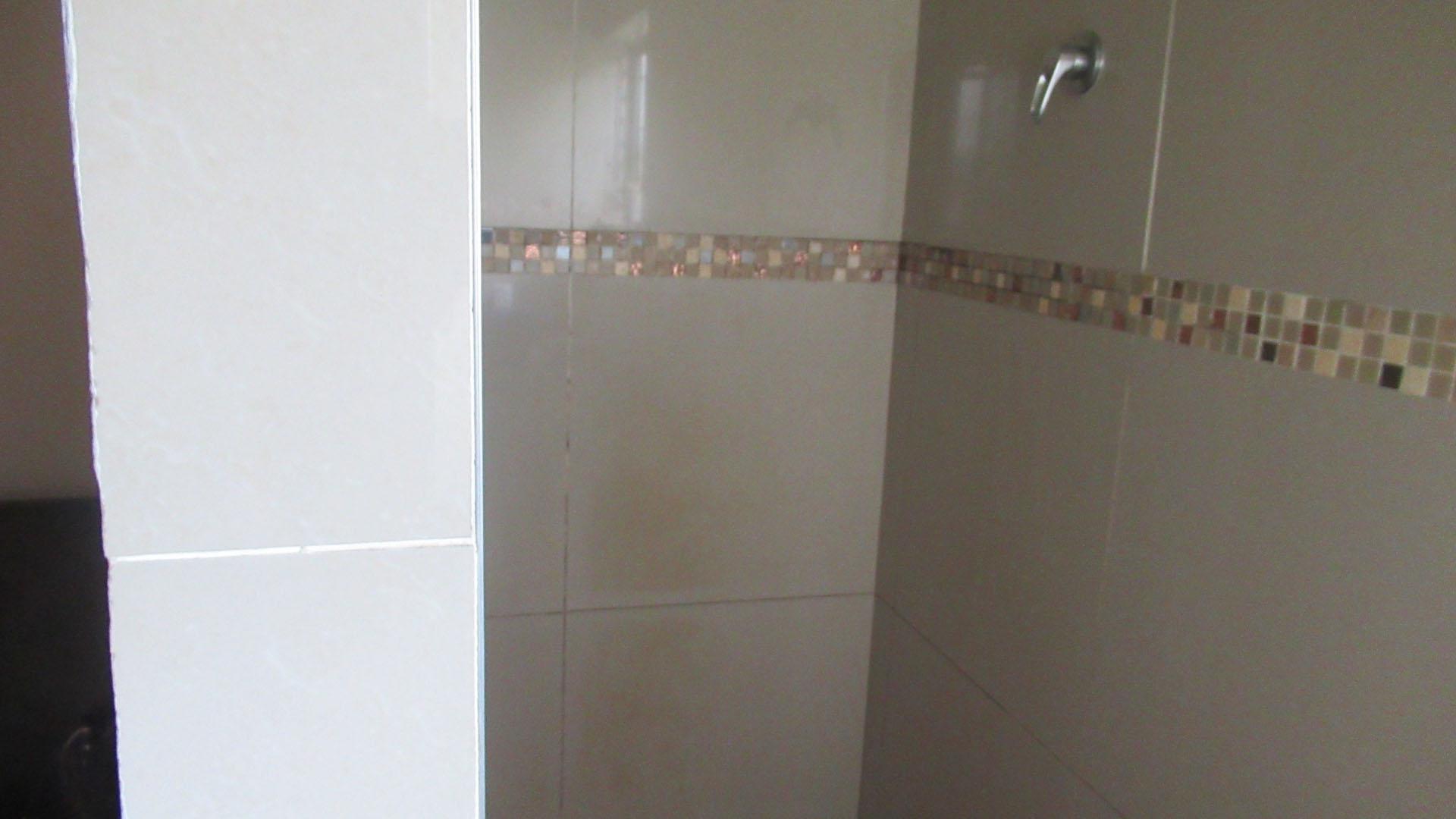 Main Bathroom - 4 square meters of property in Regency Park
