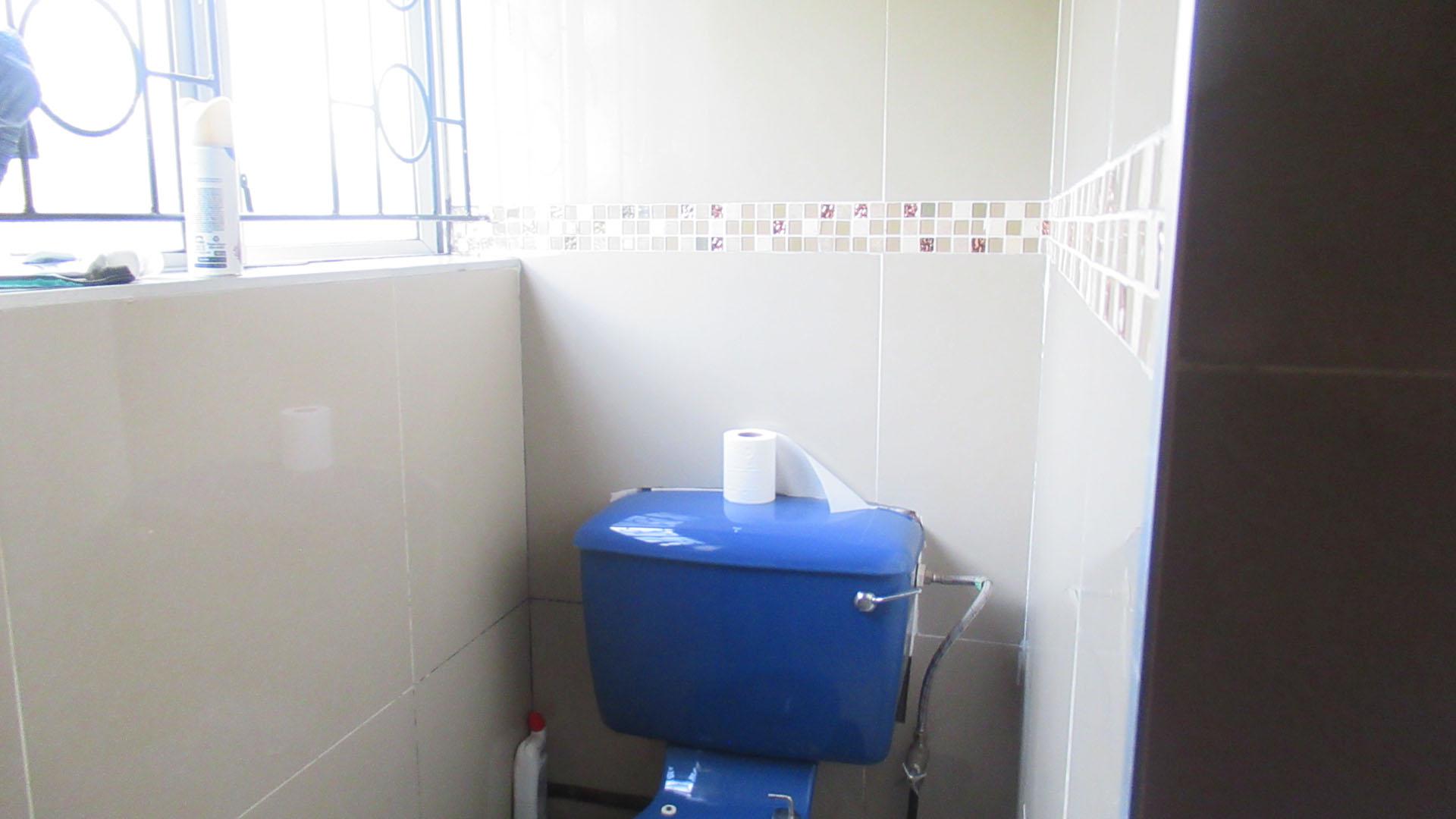 Main Bathroom - 4 square meters of property in Regency Park