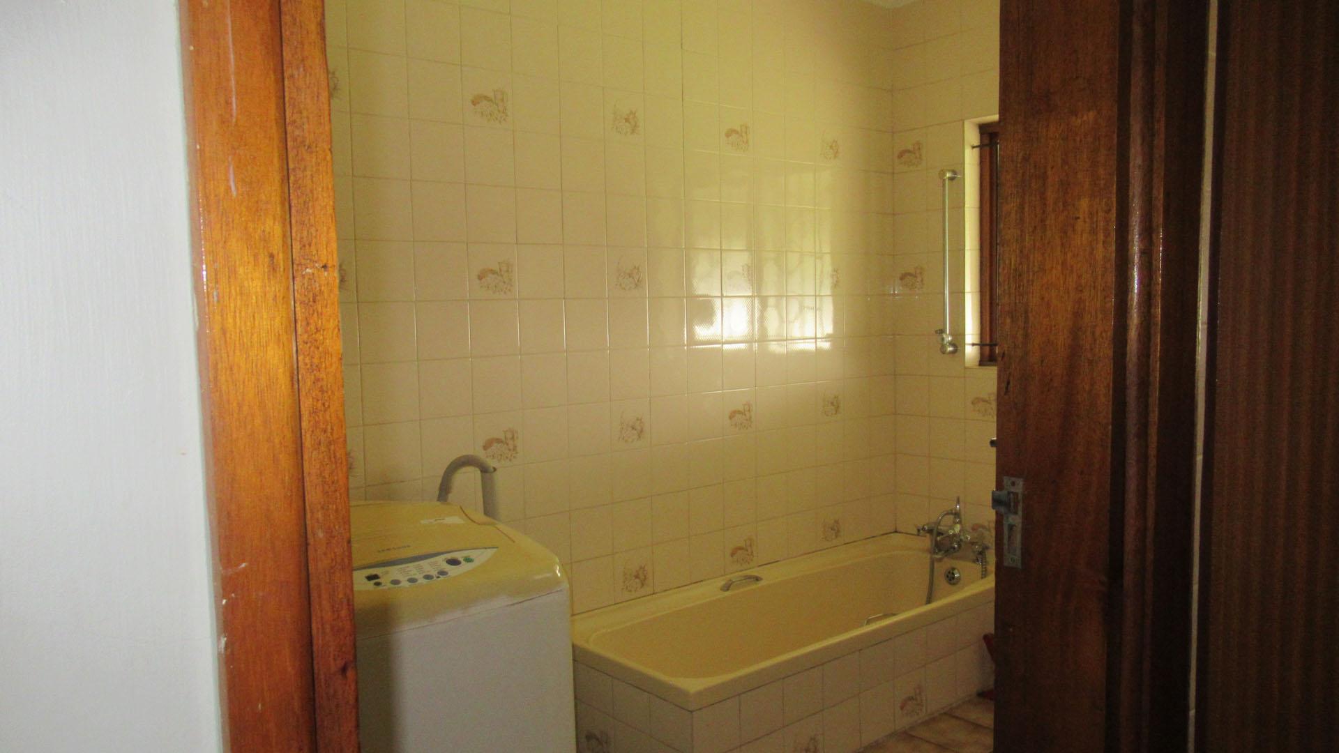 Bathroom 1 - 6 square meters of property in Regency Park