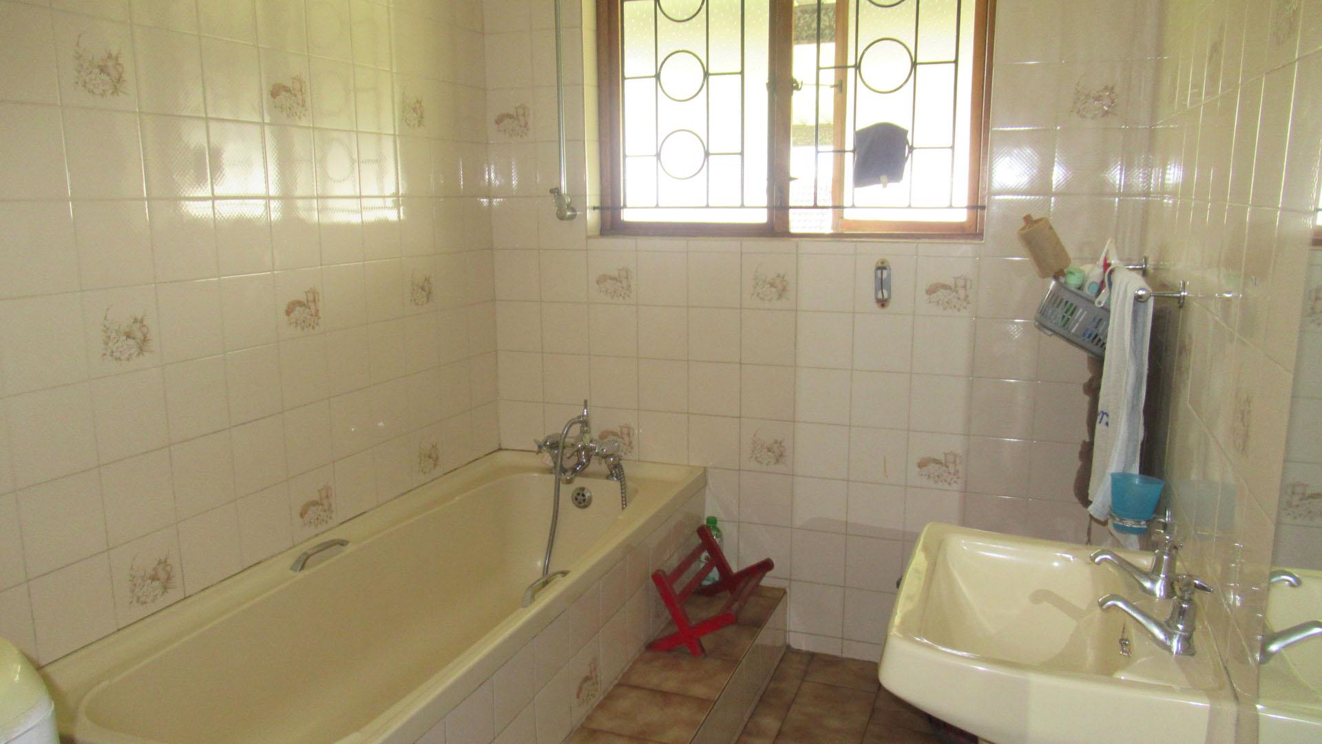 Bathroom 1 - 6 square meters of property in Regency Park