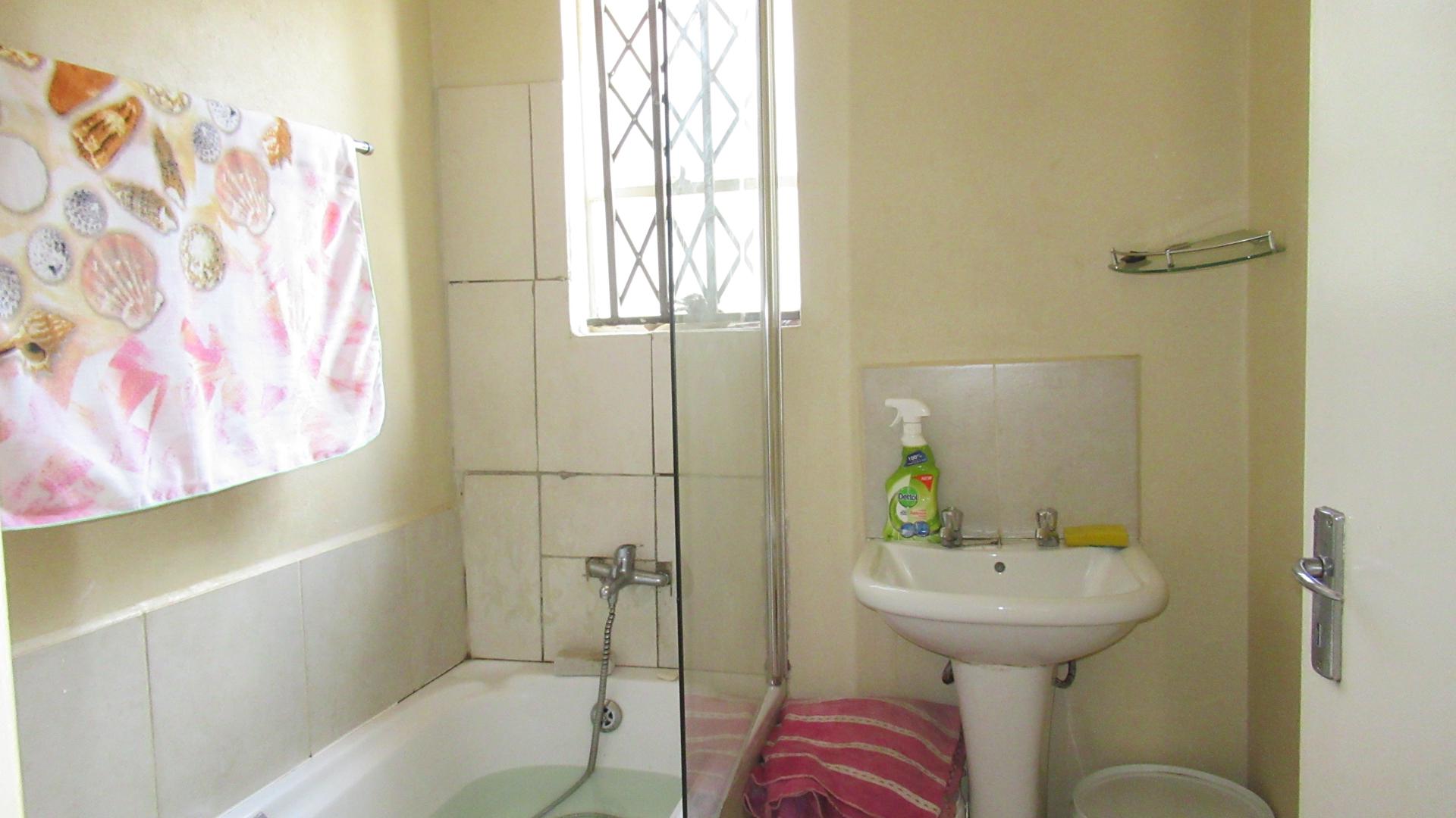 Bathroom 1 - 6 square meters of property in Riverside View