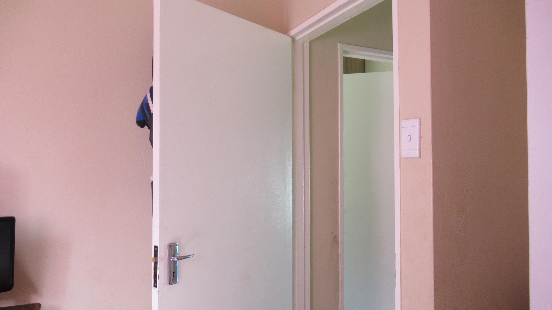 Bed Room 1 - 8 square meters of property in Riverside View