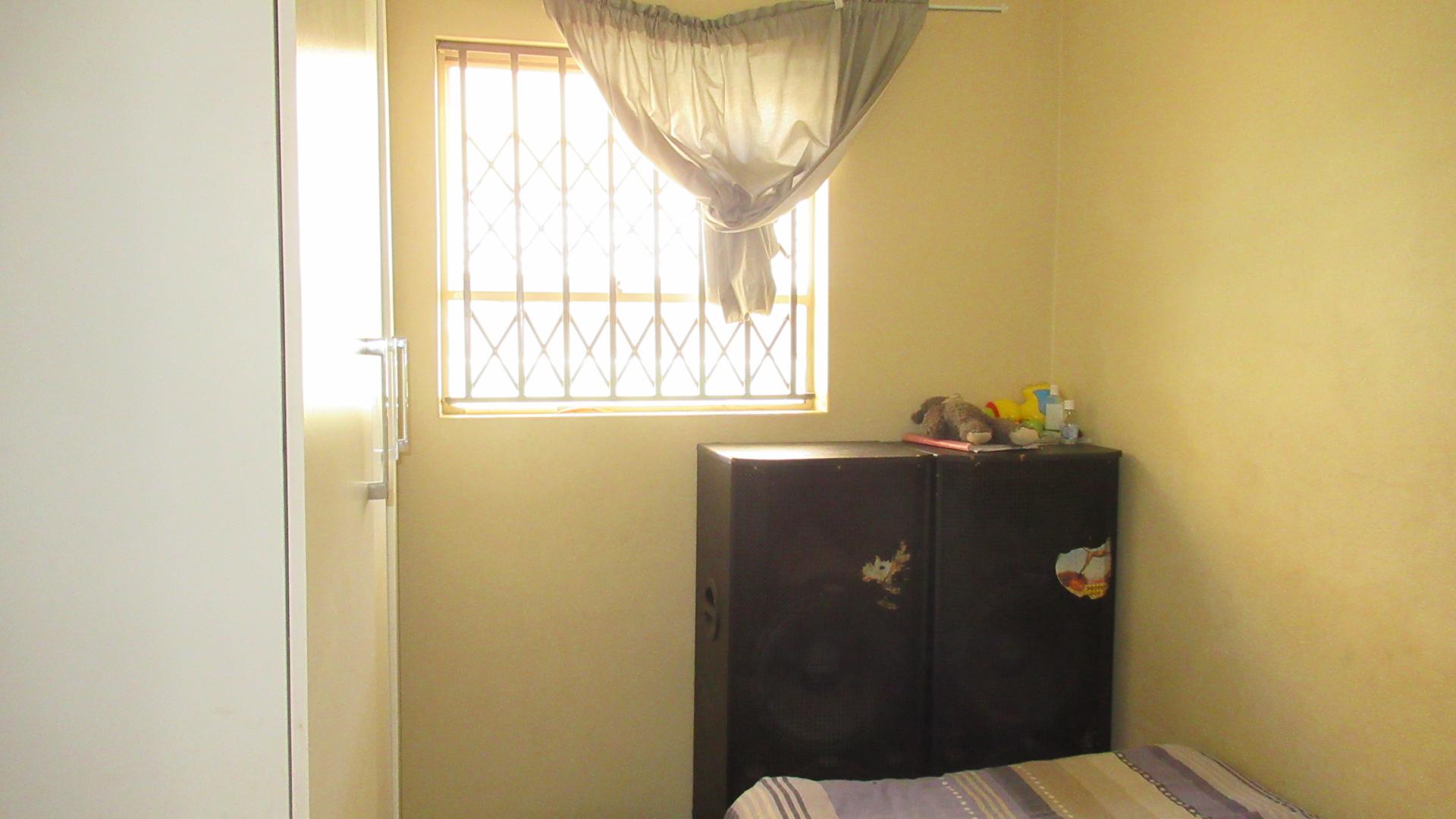 Bed Room 2 - 7 square meters of property in Riverside View