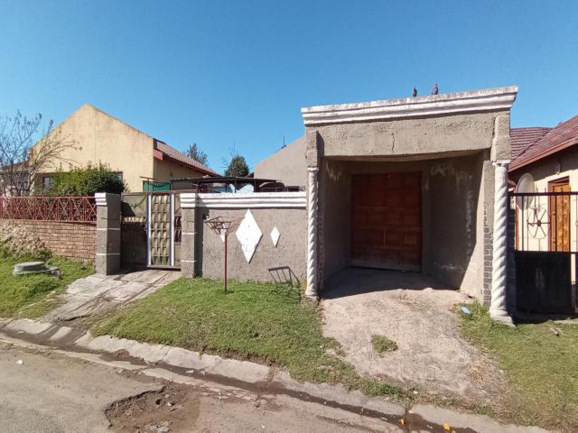 Front View of property in Sakhile