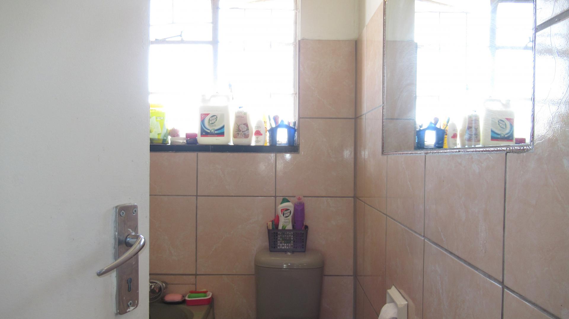 Bathroom 1 - 4 square meters of property in Benoni