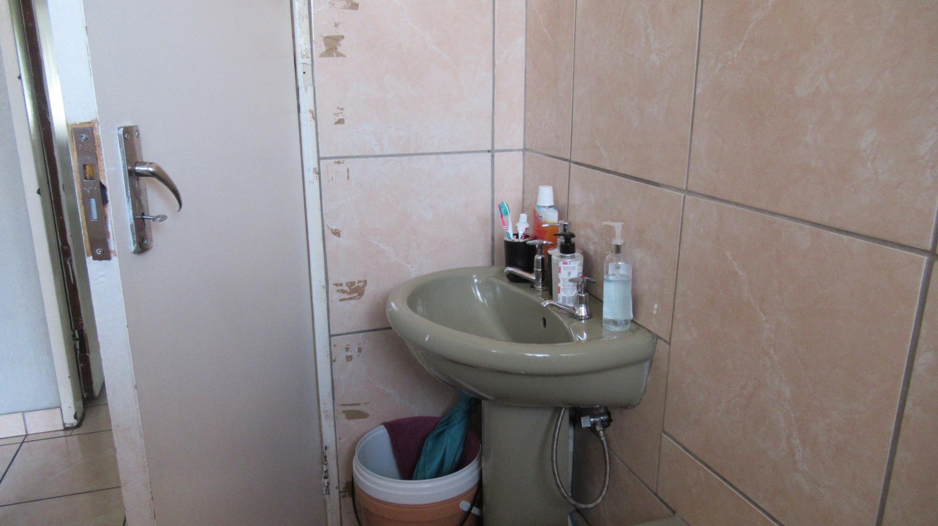 Bathroom 1 - 4 square meters of property in Benoni