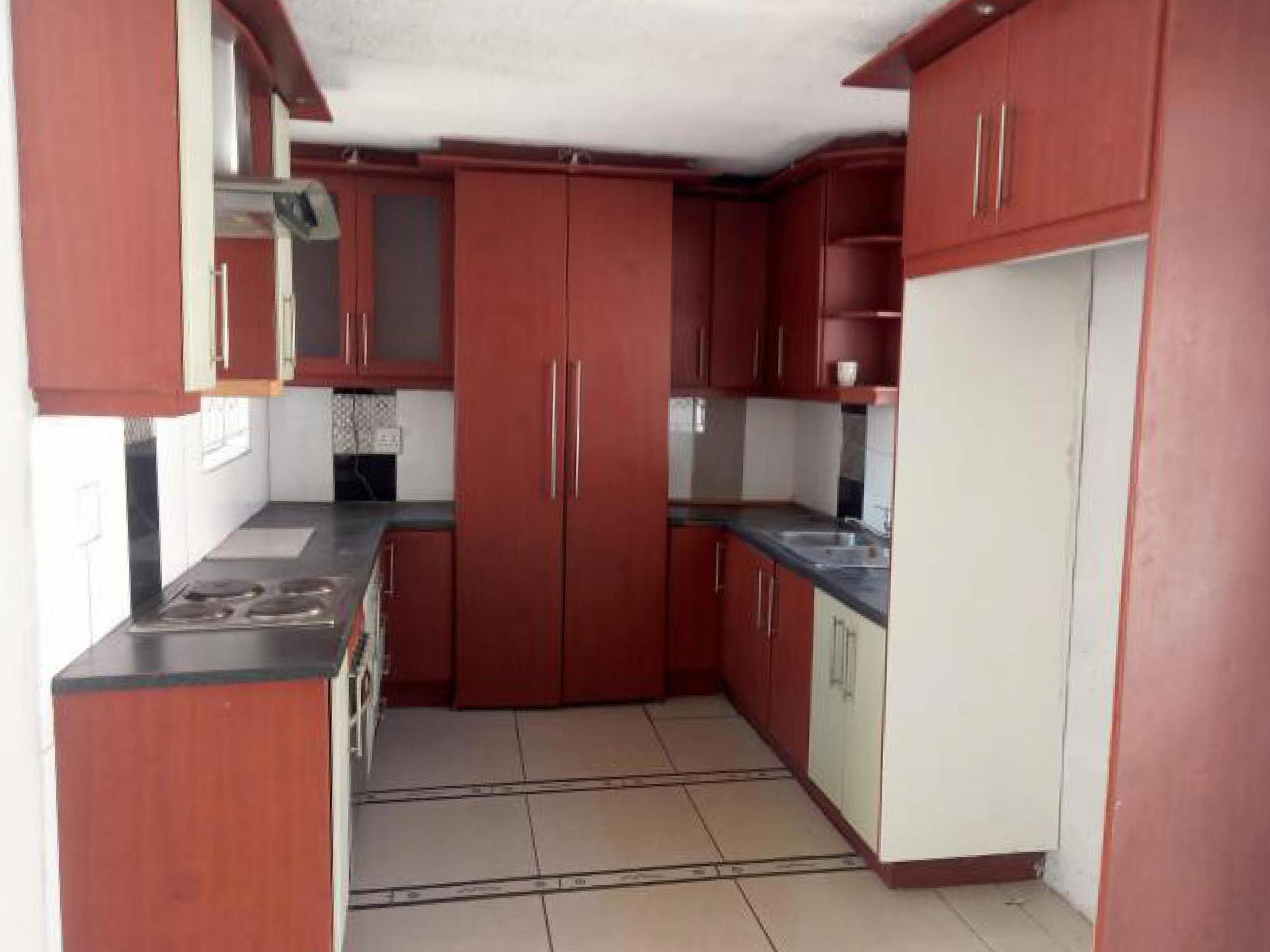 Kitchen of property in Alveda