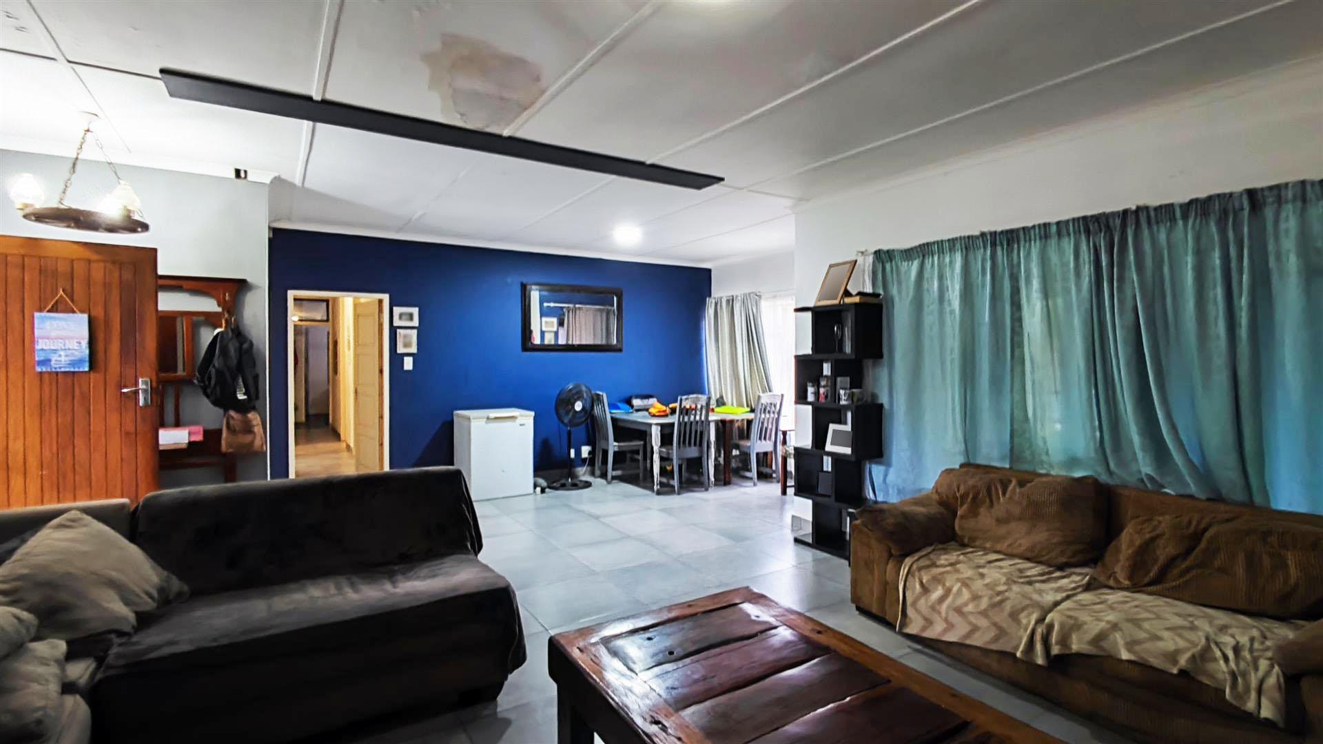 Lounges - 32 square meters of property in Sasolburg