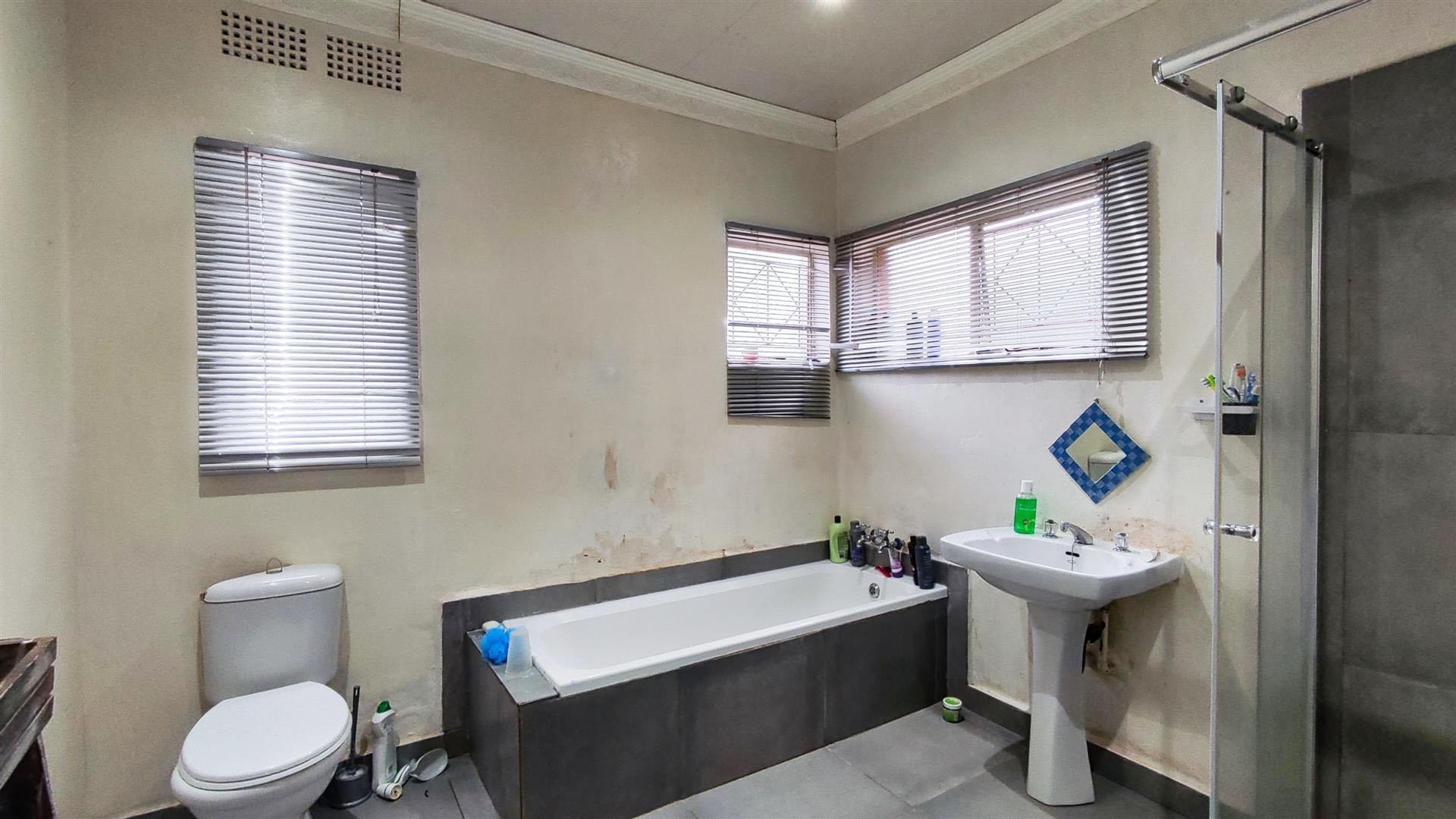 Bathroom 1 - 11 square meters of property in Sasolburg