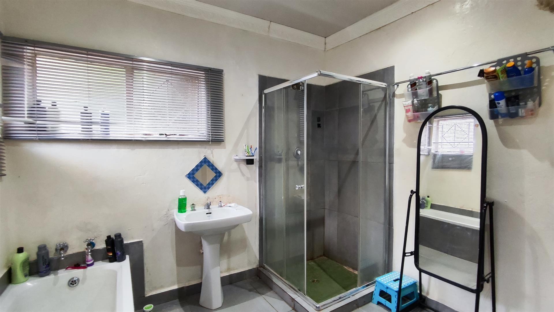 Bathroom 1 - 11 square meters of property in Sasolburg