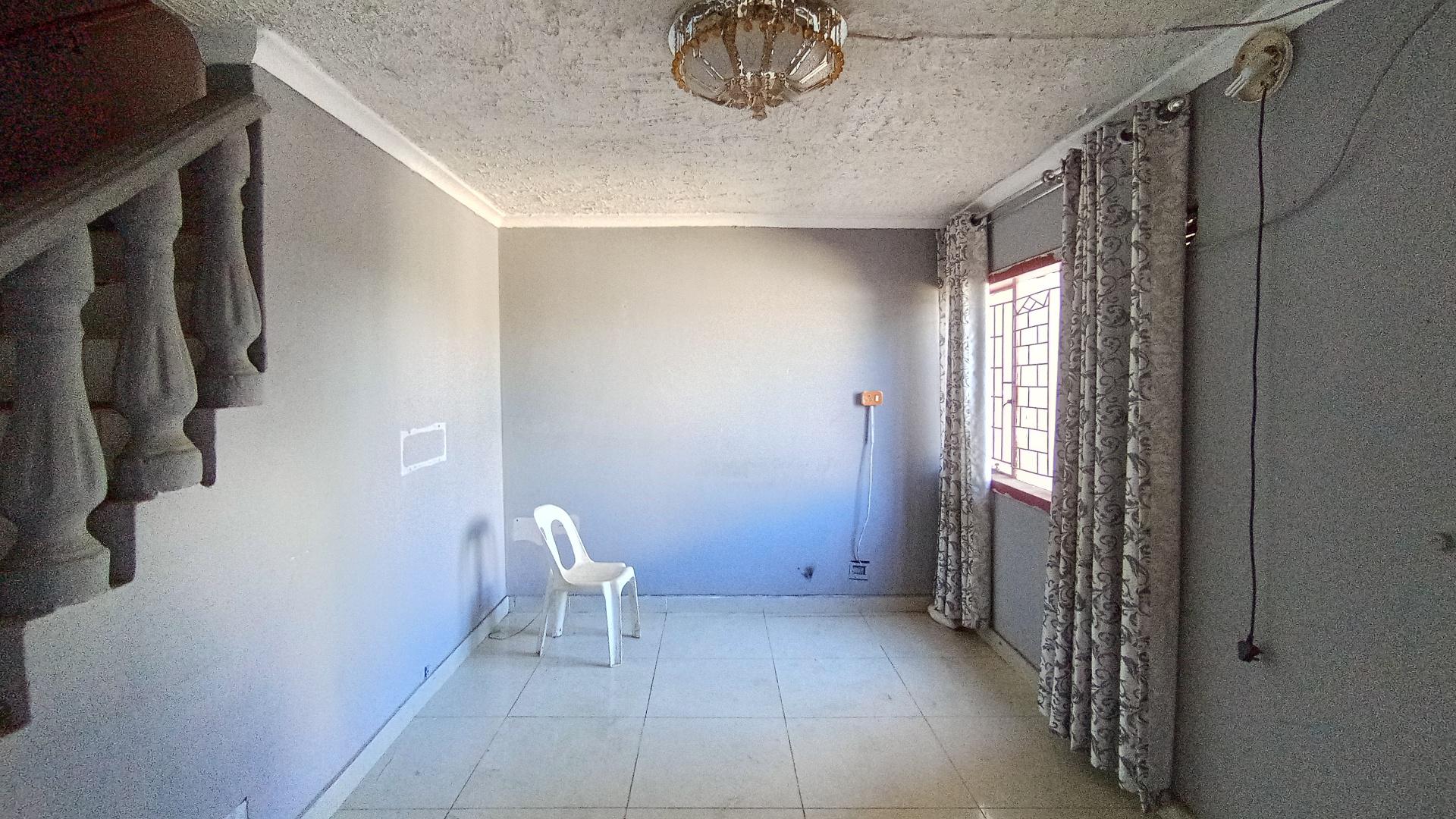 Lounges - 17 square meters of property in Sunford