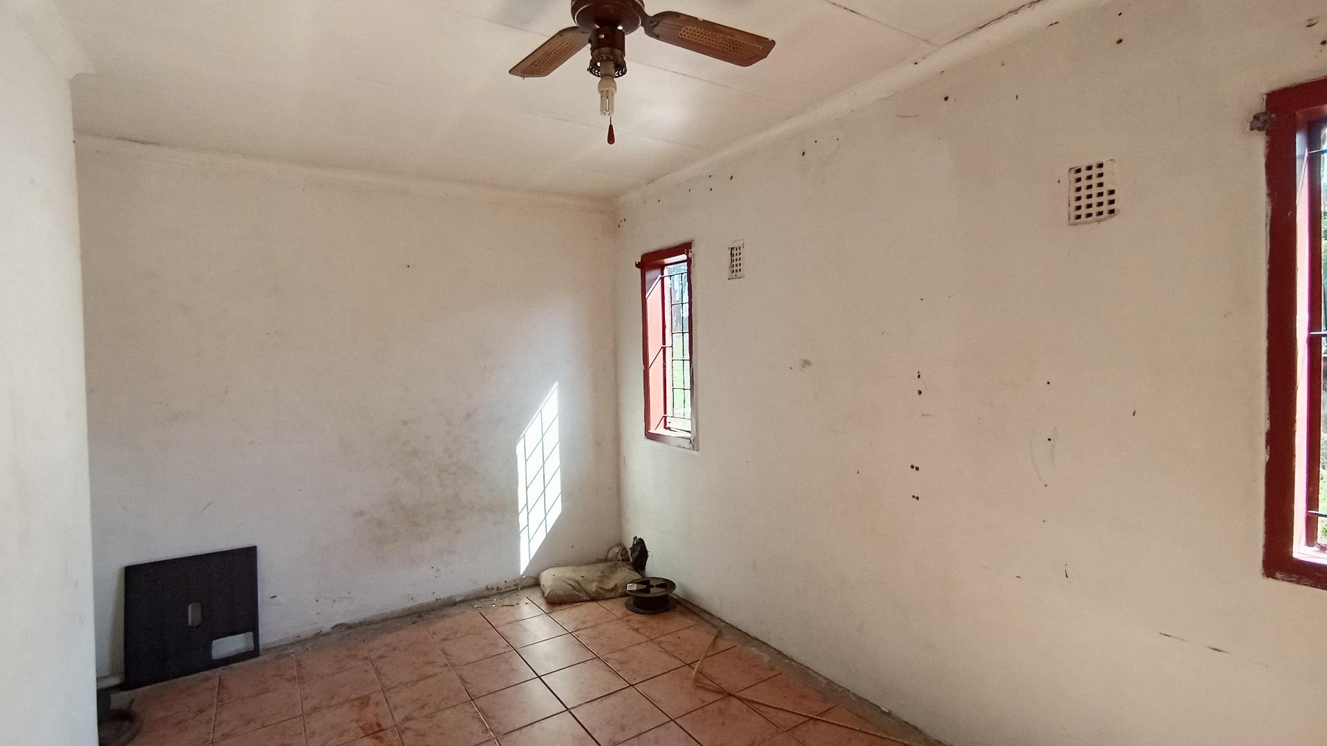 Bed Room 1 - 15 square meters of property in Sunford