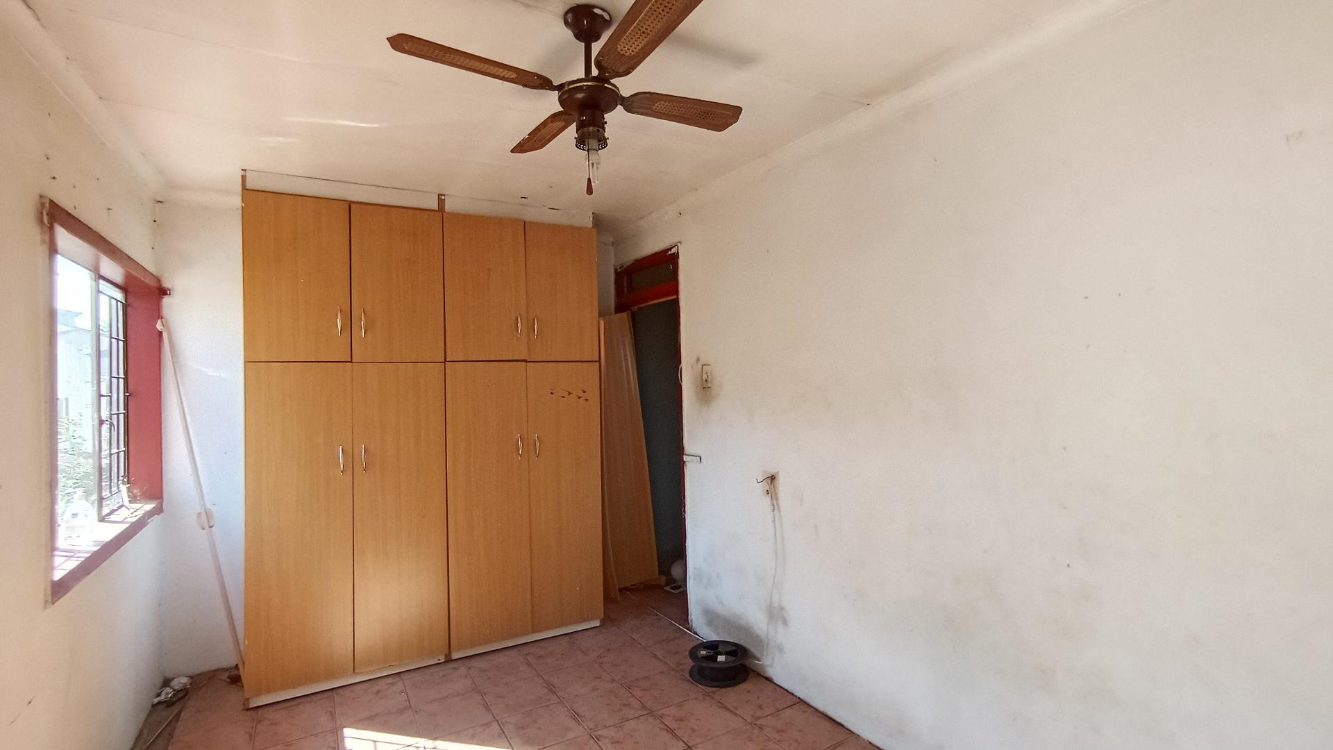 Bed Room 1 - 15 square meters of property in Sunford