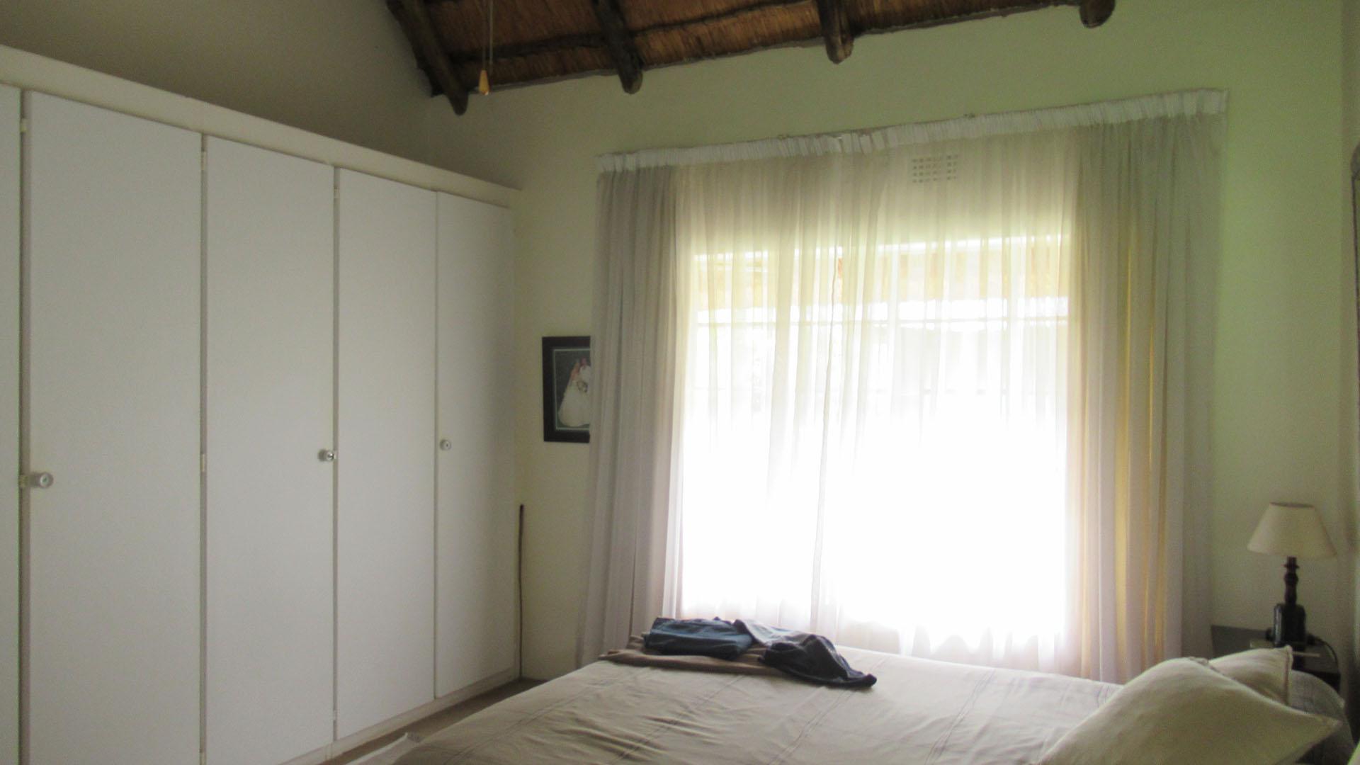 Bed Room 1 - 17 square meters of property in Hartbeespoort