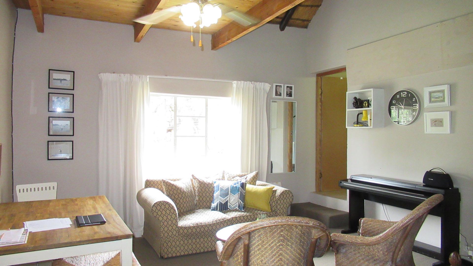 Lounges - 33 square meters of property in Hartbeespoort