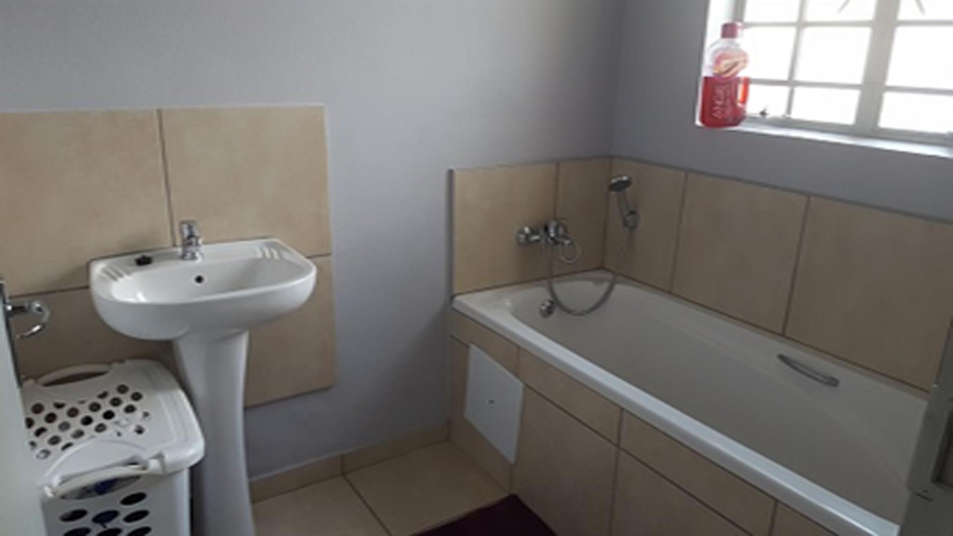Bathroom 1 of property in Waterkloof (Rustenburg)