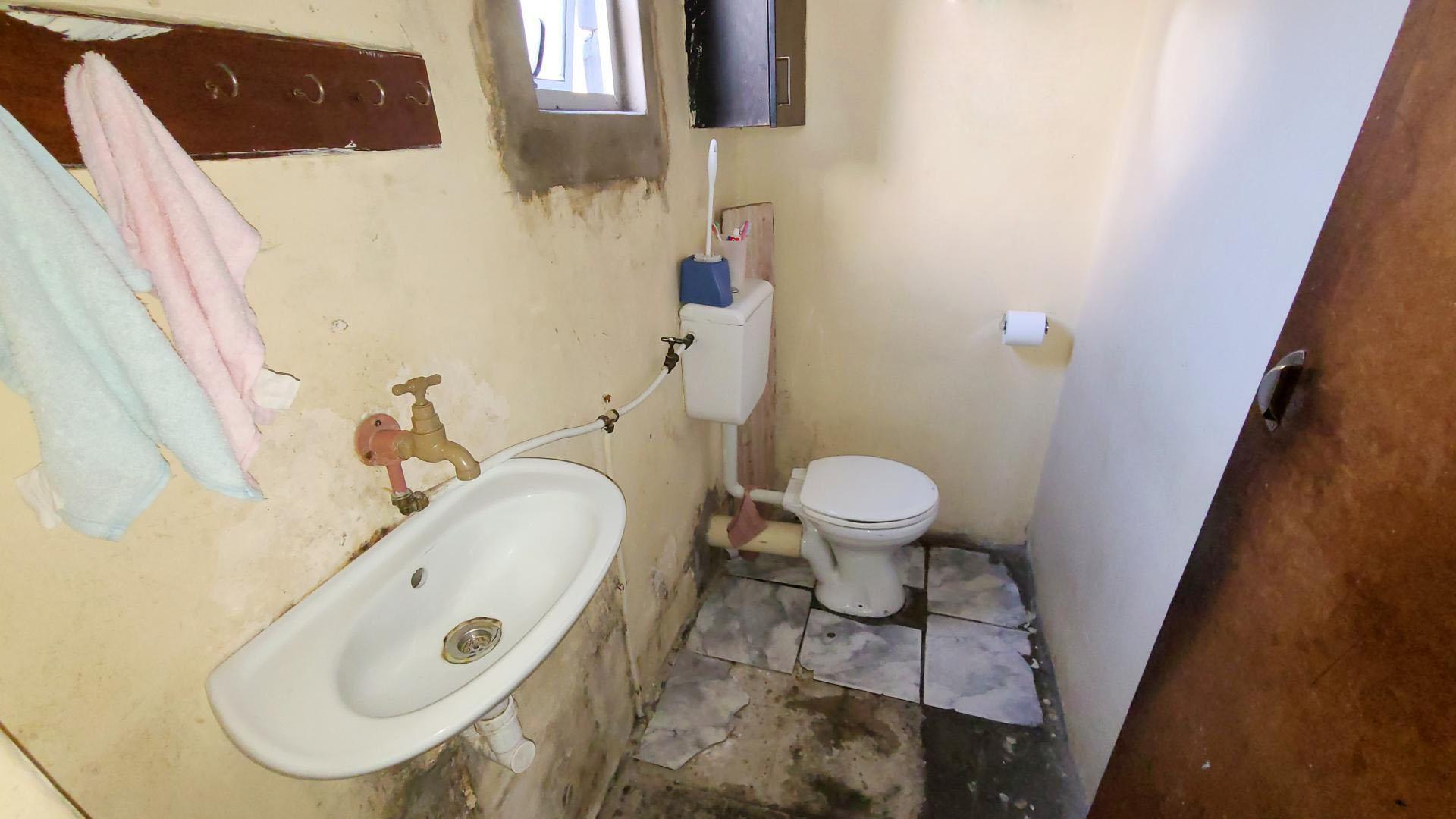 Bathroom 1 of property in Blue Downs