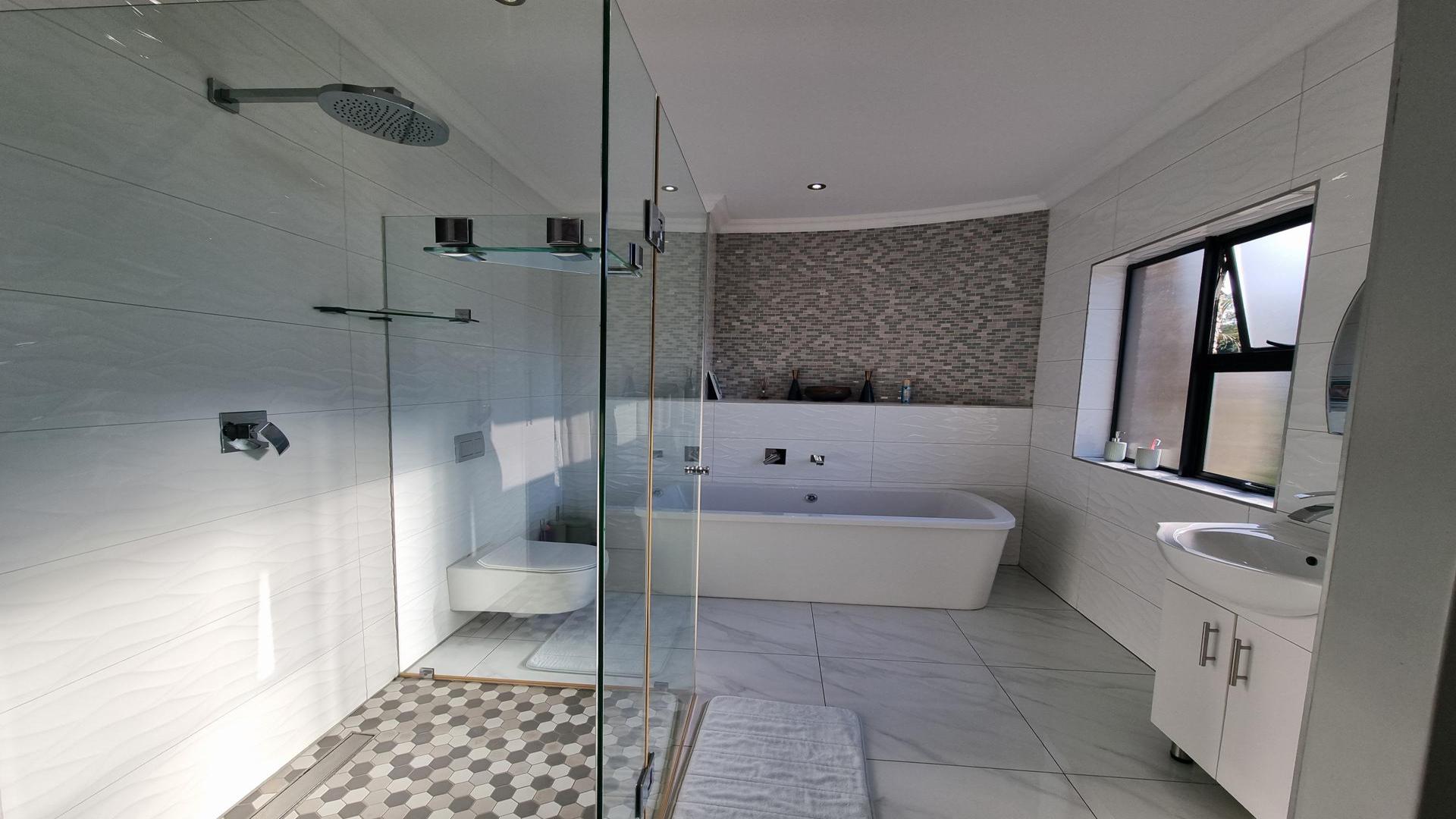 Bathroom 1 of property in Copperleaf Golf and Country Estate