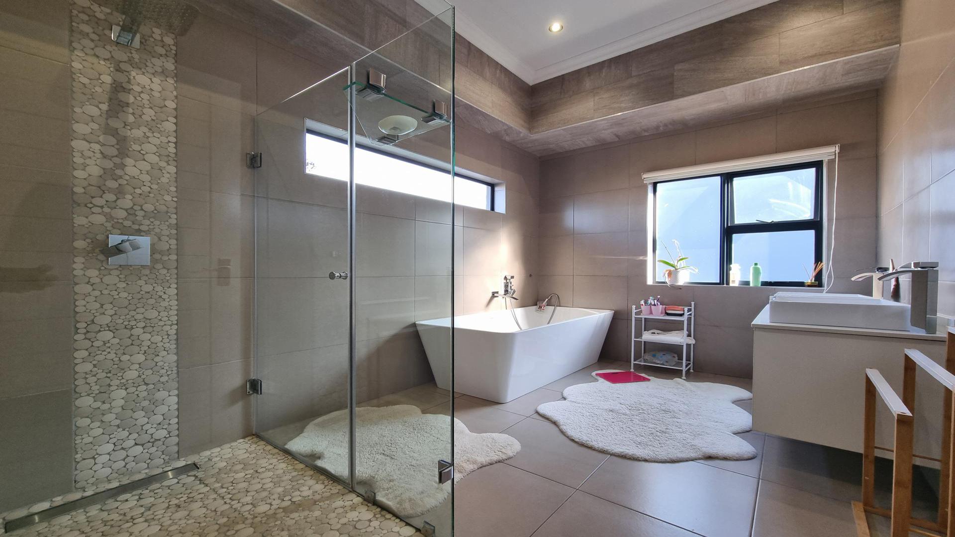 Bathroom 2 of property in Copperleaf Golf and Country Estate