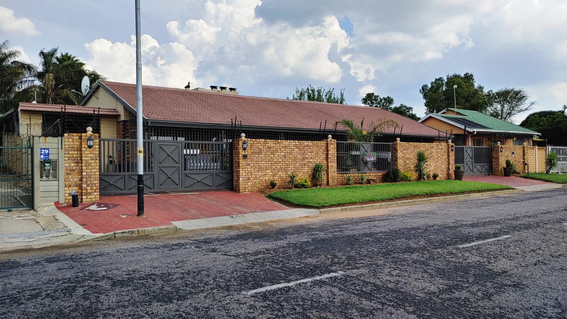 3 Bedroom House for Sale For Sale in Alberton MR484900 M